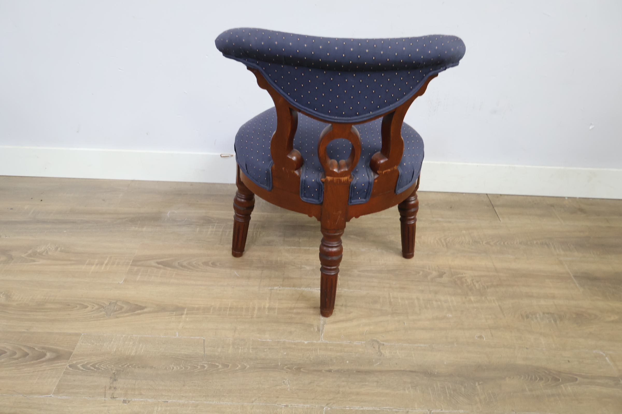 Vintage houten stoel met blauw gestoffeerde zitting – foto 5 – kavel bij GSD Auctions, Zoeterwoude