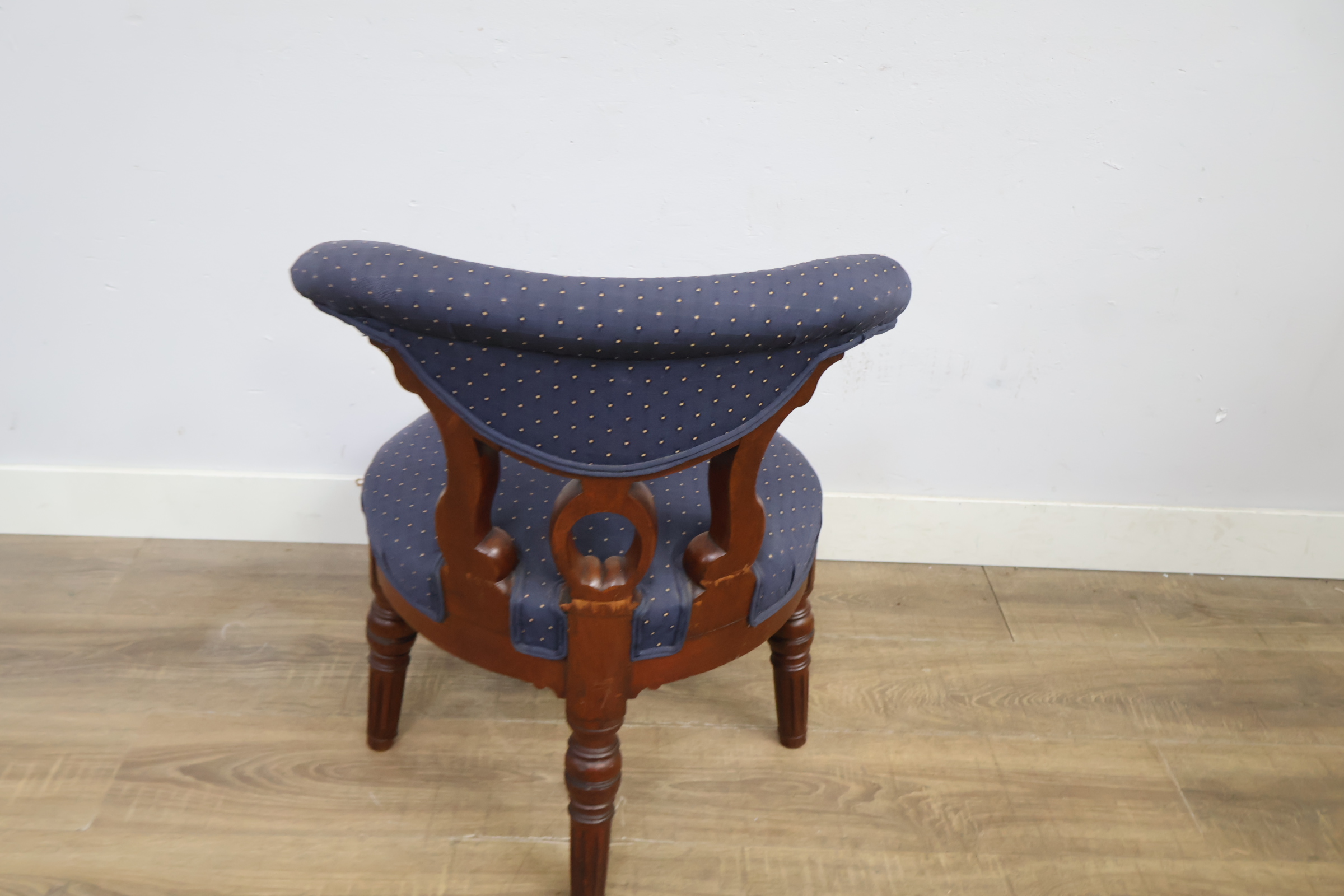 Vintage houten stoel met blauw gestoffeerde zitting – foto 6 – kavel bij GSD Auctions, Zoeterwoude
