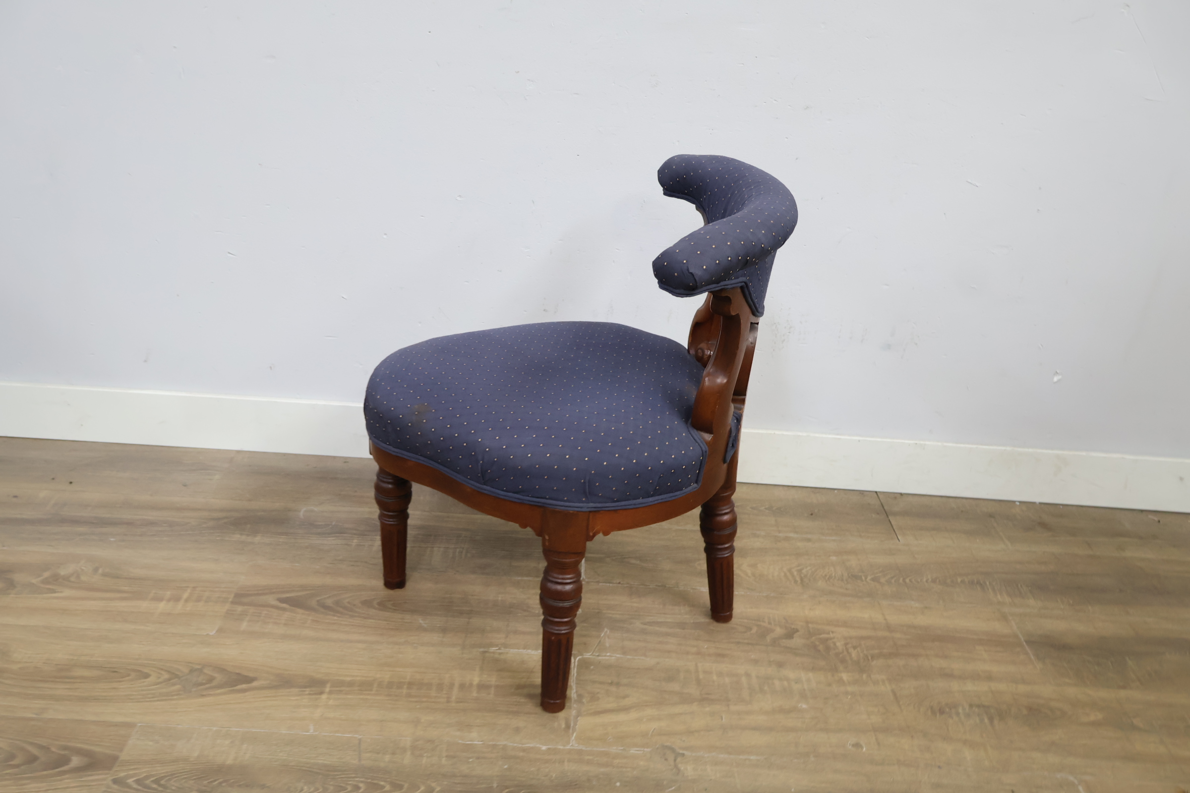 Vintage houten stoel met blauw gestoffeerde zitting – foto 7 – kavel bij GSD Auctions, Zoeterwoude