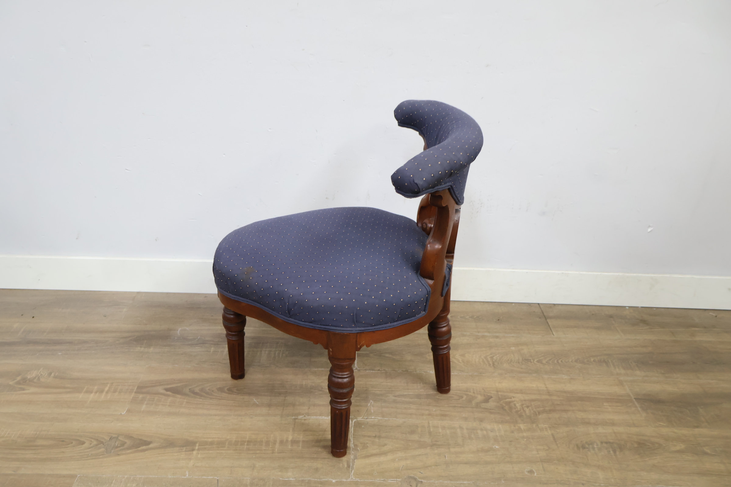 Vintage houten stoel met blauw gestoffeerde zitting – foto 8 – kavel bij GSD Auctions, Zoeterwoude