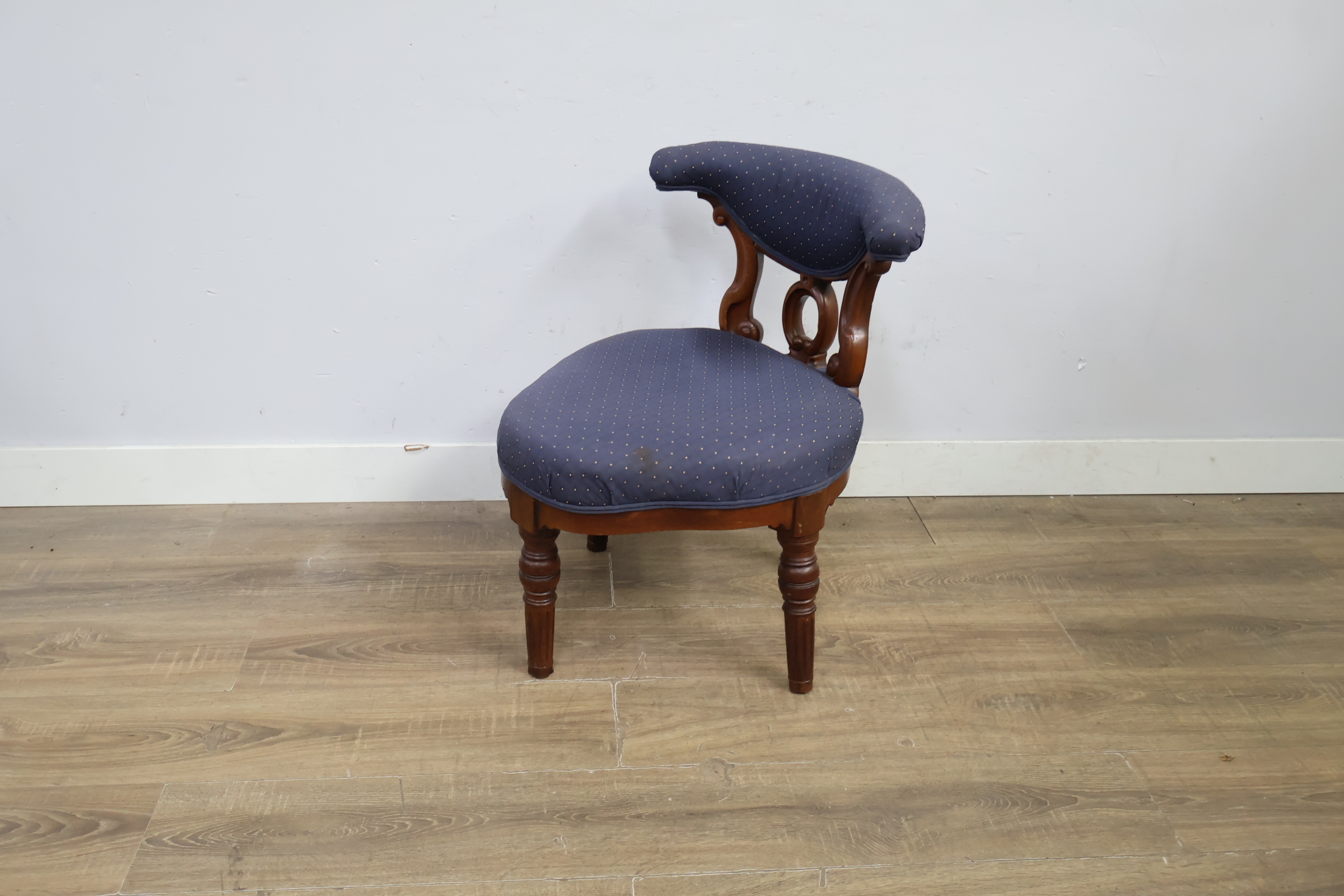 Vintage houten stoel met blauw gestoffeerde zitting – foto 9 – kavel bij GSD Auctions, Zoeterwoude