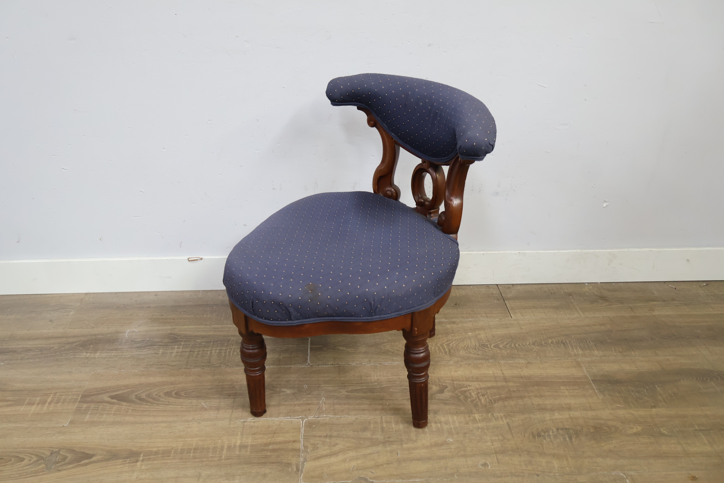 Vintage houten stoel met blauw gestoffeerde zitting – foto 10 – kavel bij GSD Auctions, Zoeterwoude