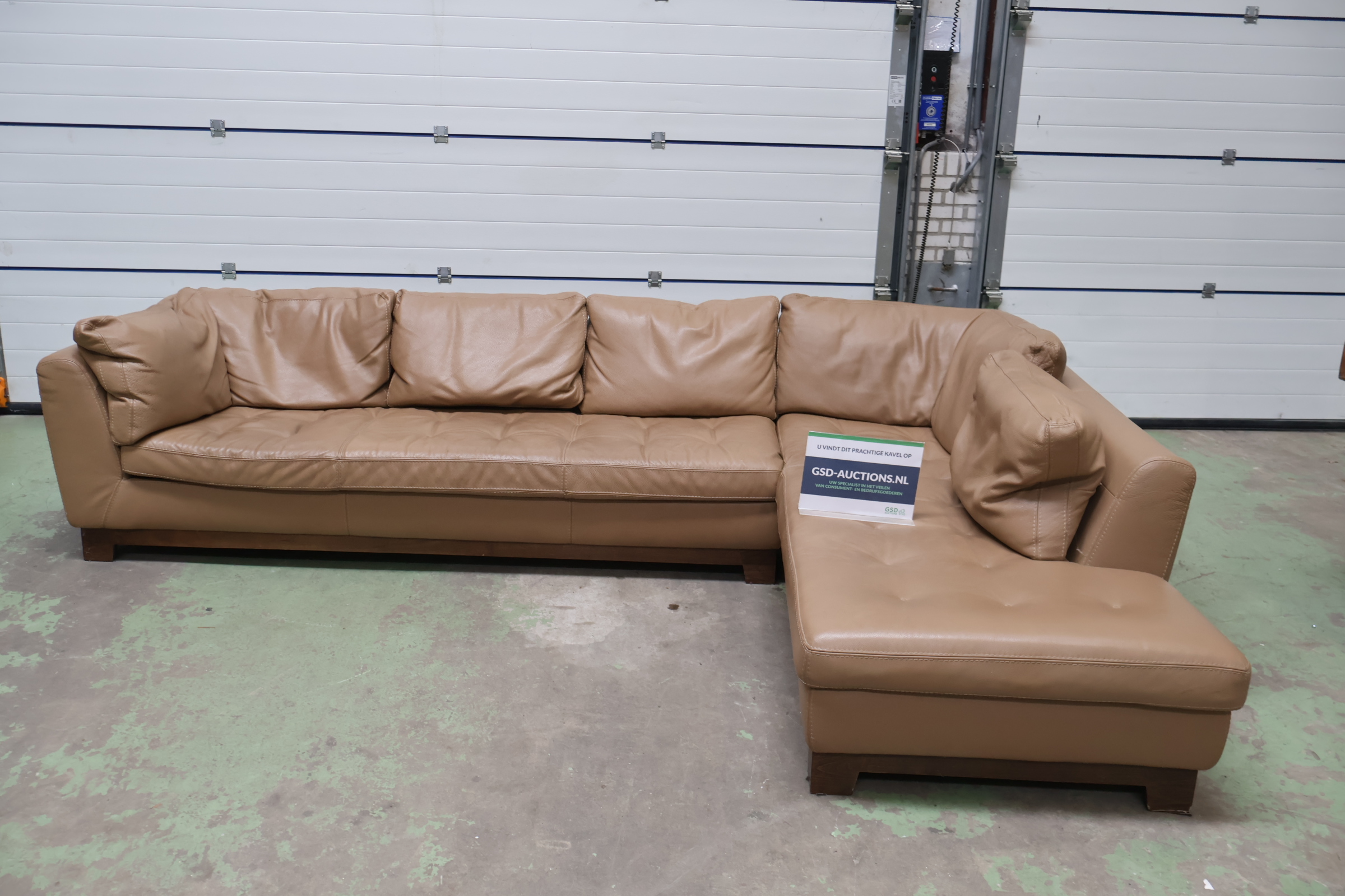 Hoekbank beige leer – kavel bij GSD Auctions, Zoeterwoude