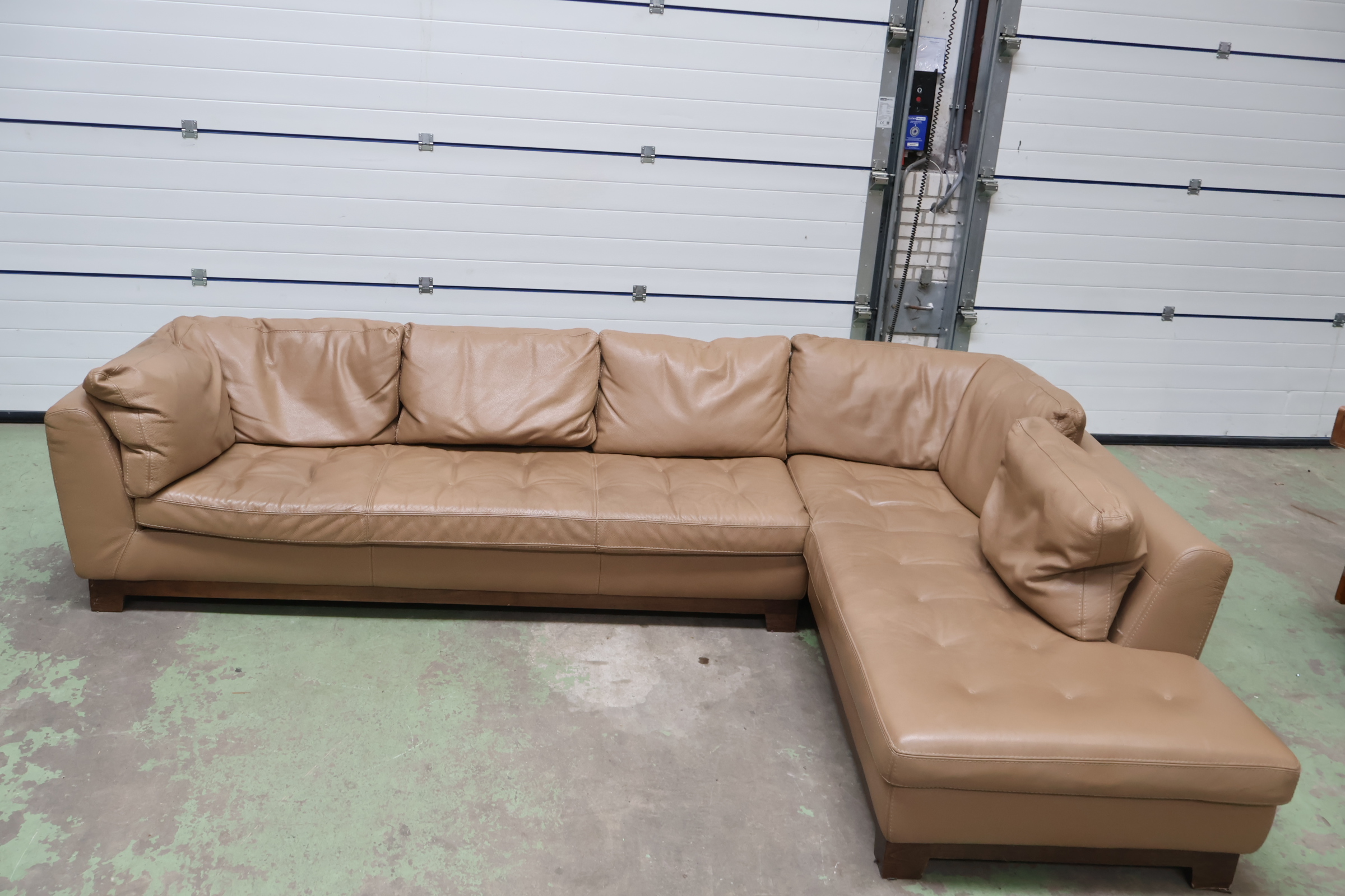 Hoekbank beige leer – foto 3 – kavel bij GSD Auctions, Zoeterwoude