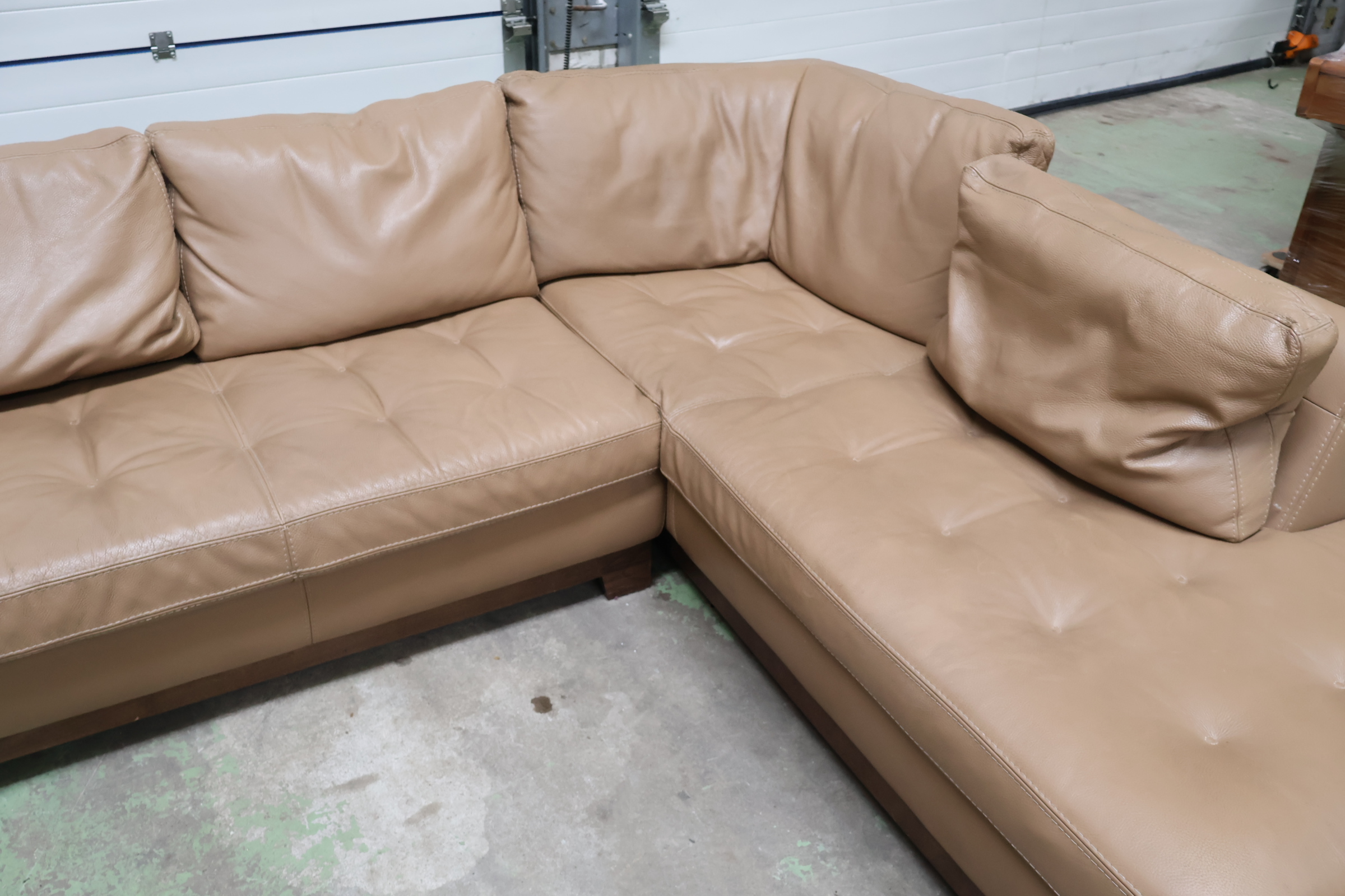Hoekbank beige leer – foto 5 – kavel bij GSD Auctions, Zoeterwoude