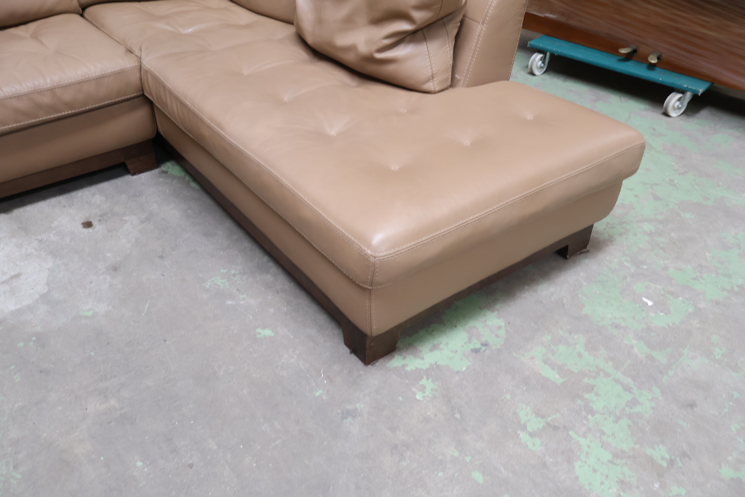 Hoekbank beige leer – foto 6 – kavel bij GSD Auctions, Zoeterwoude