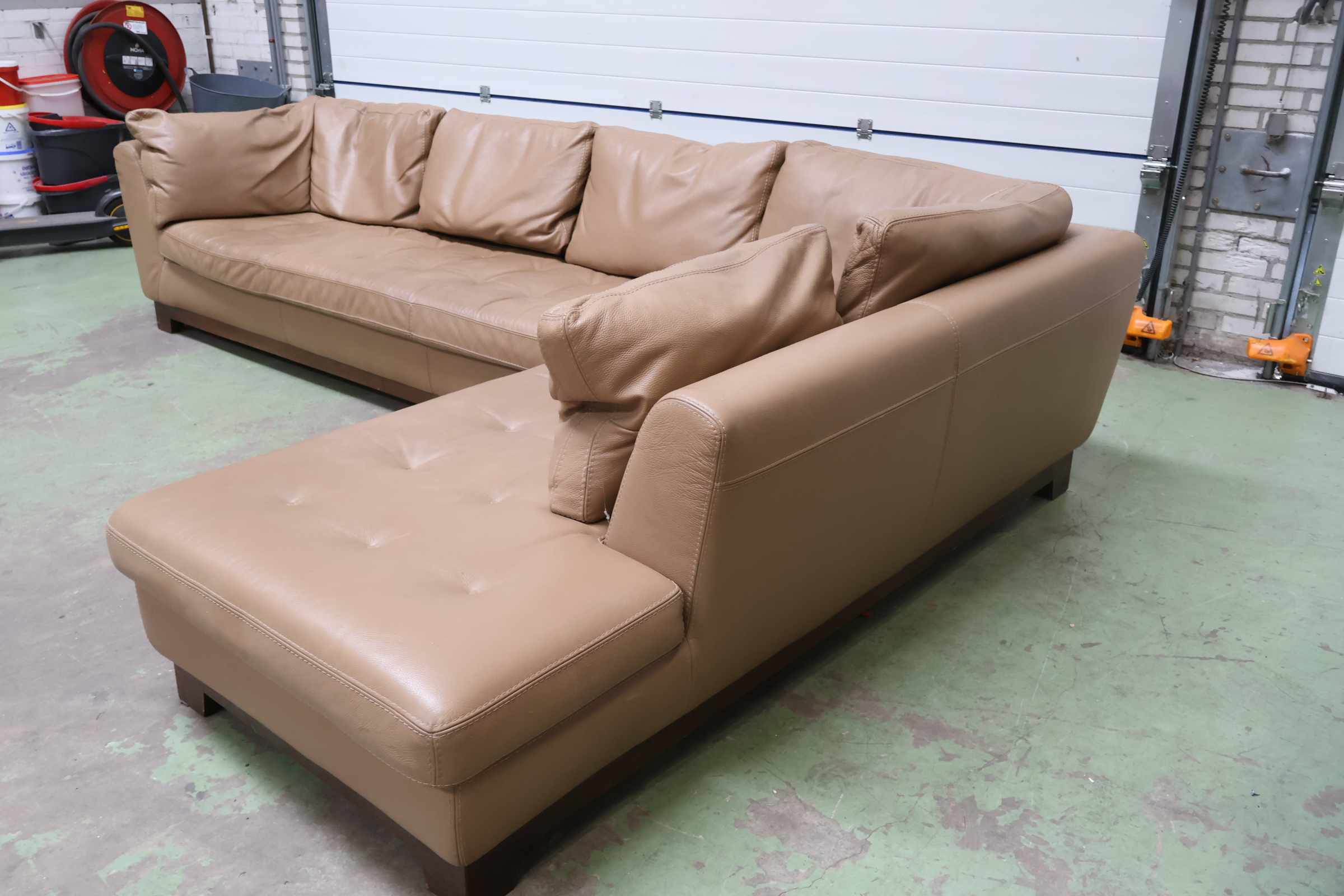Hoekbank beige leer – foto 7 – kavel bij GSD Auctions, Zoeterwoude