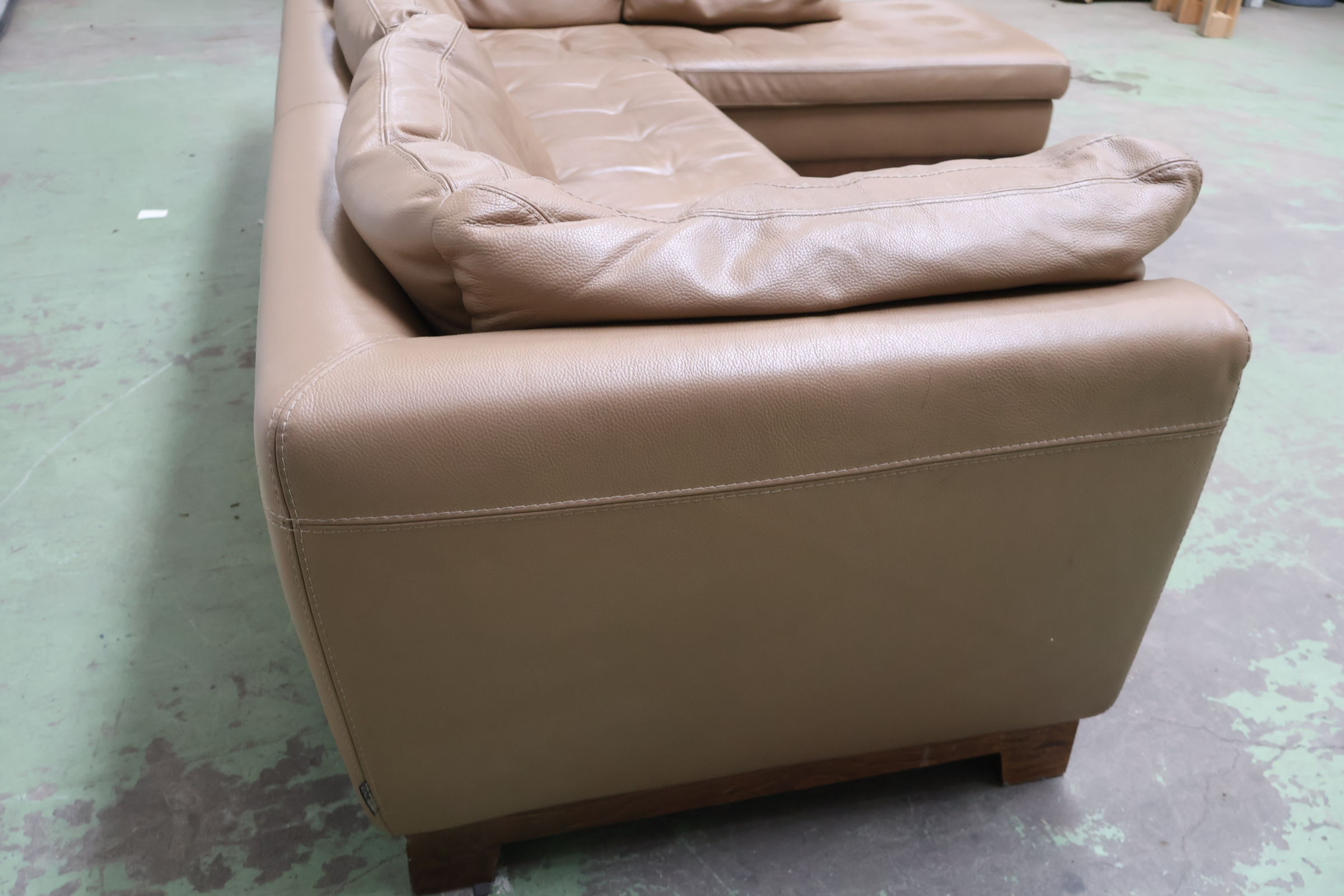 Hoekbank beige leer – foto 10 – kavel bij GSD Auctions, Zoeterwoude