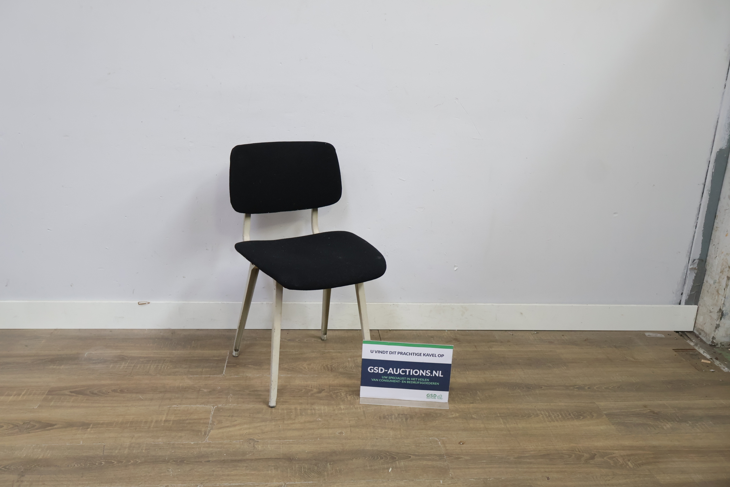 Stalen stoel met zwarte bekleding – kavel bij GSD Auctions, Zoeterwoude