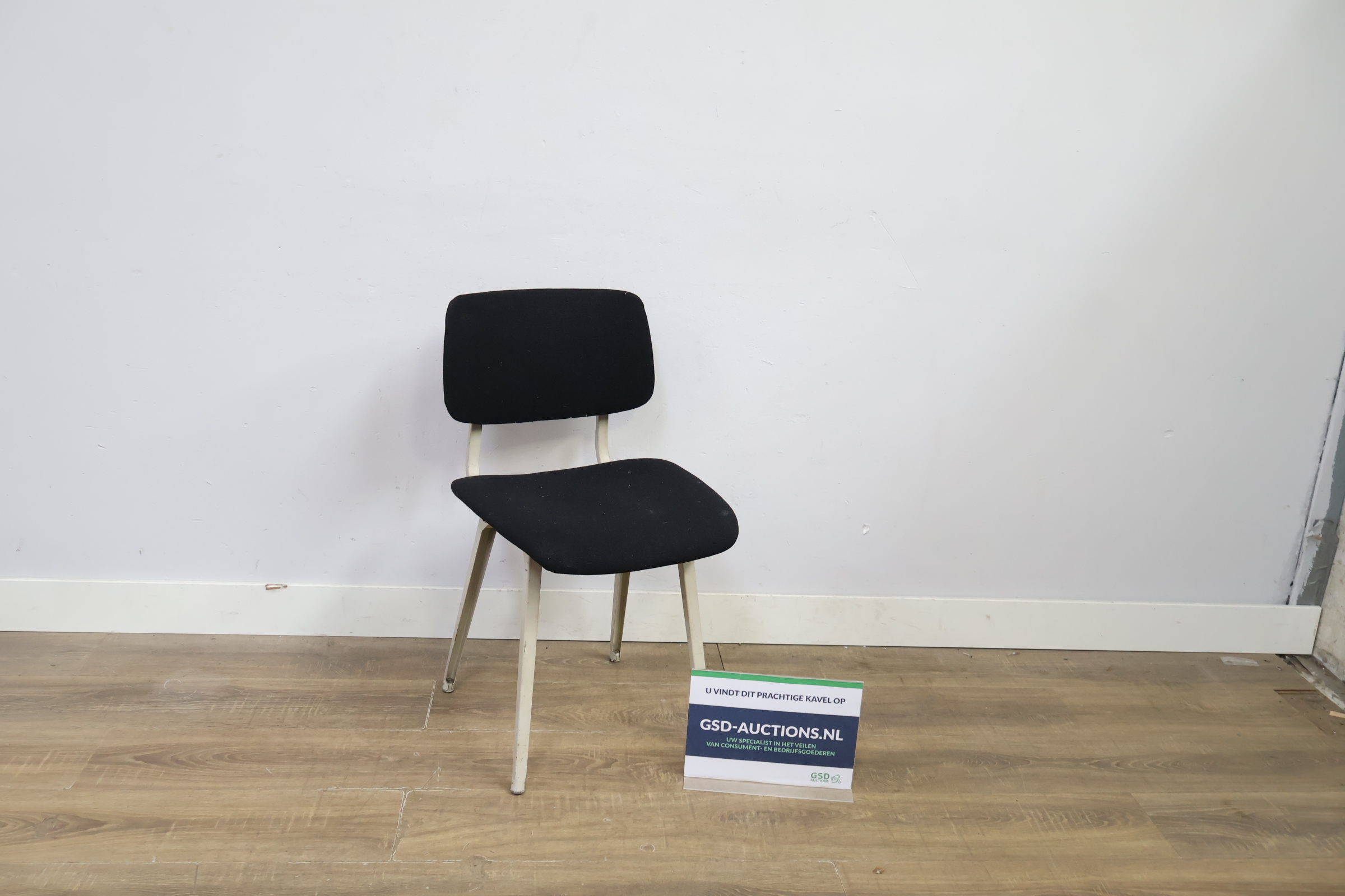 Stalen stoel met zwarte bekleding – foto 2 – kavel bij GSD Auctions, Zoeterwoude