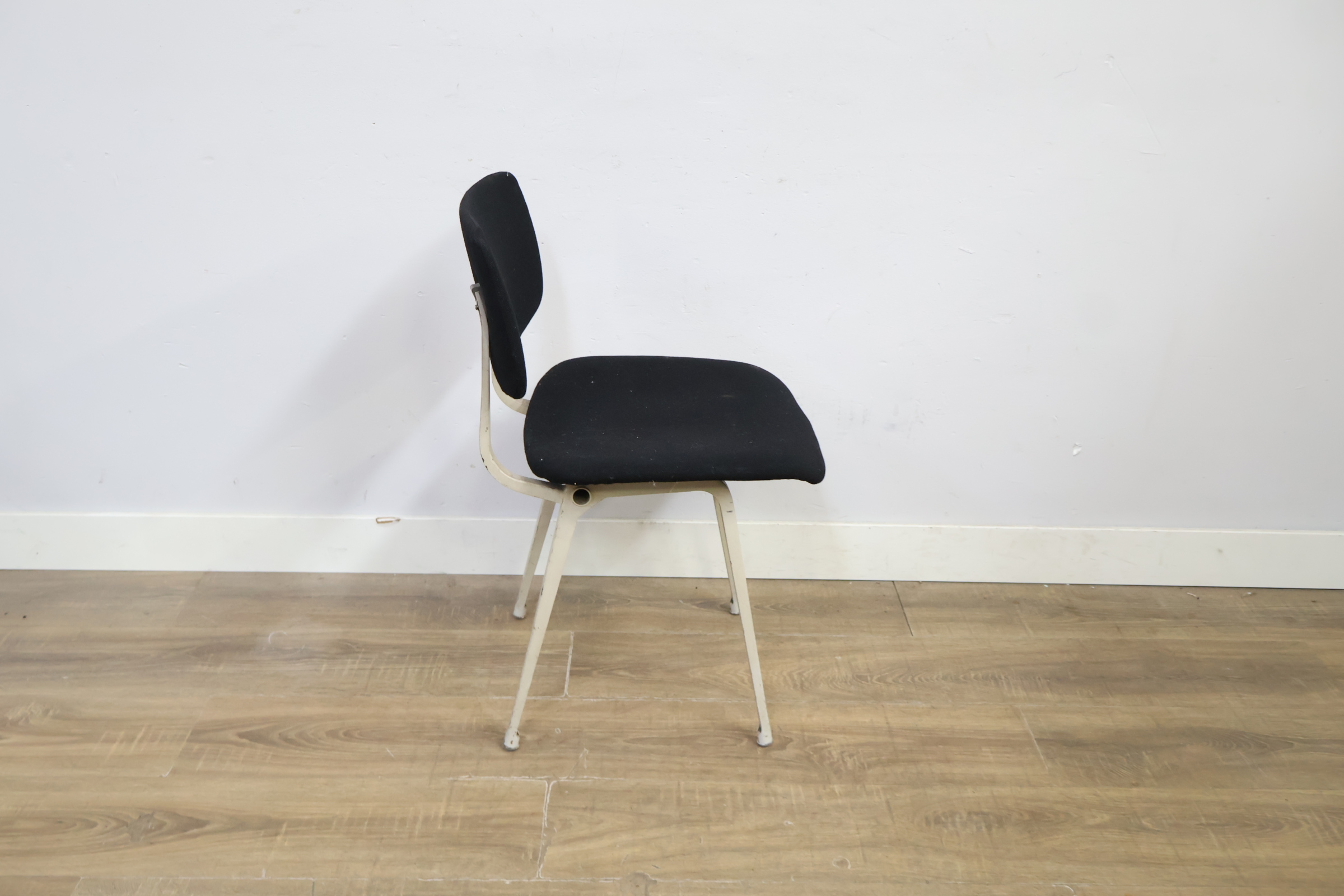 Stalen stoel met zwarte bekleding – foto 3 – kavel bij GSD Auctions, Zoeterwoude