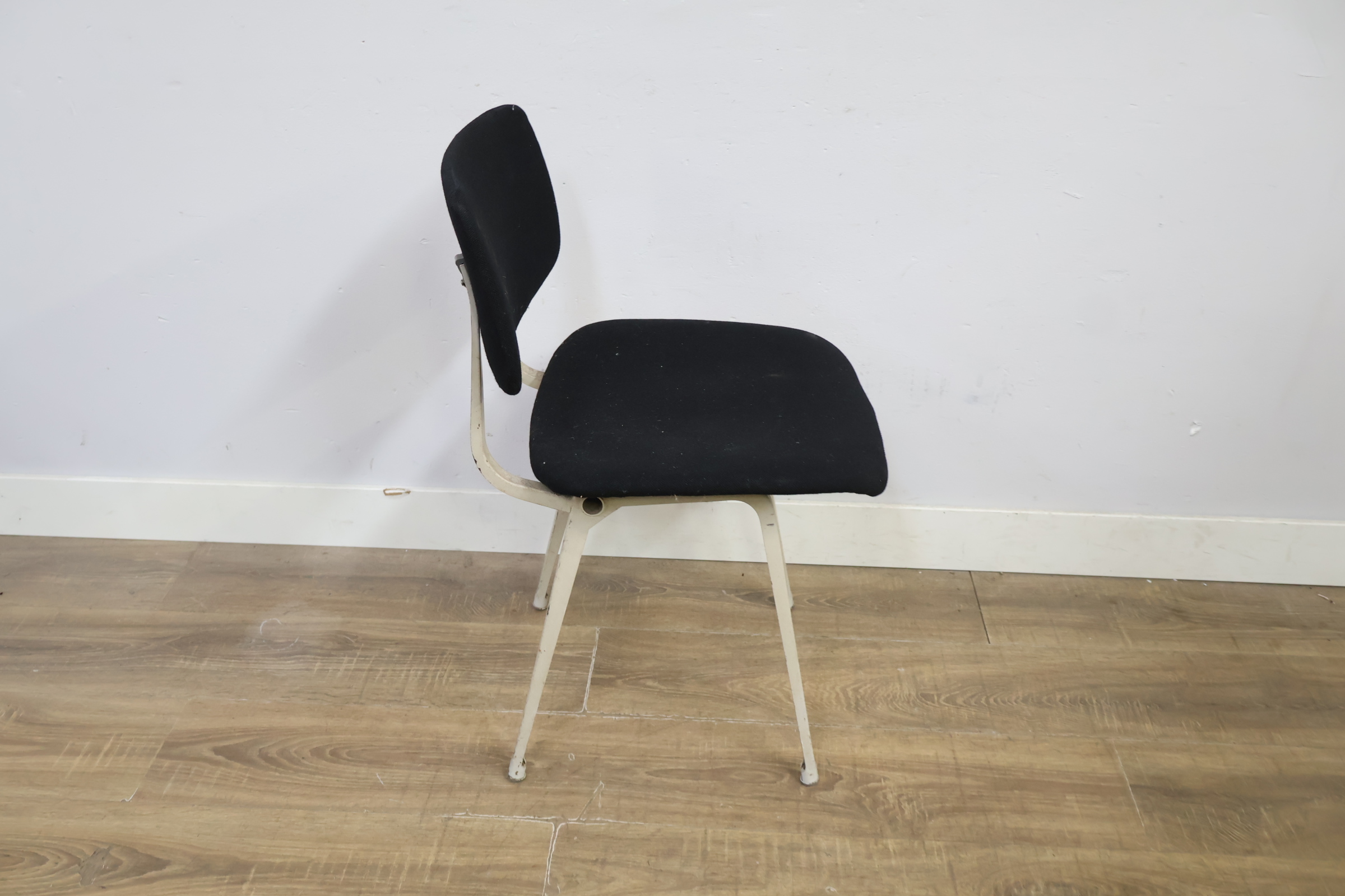 Stalen stoel met zwarte bekleding – foto 4 – kavel bij GSD Auctions, Zoeterwoude
