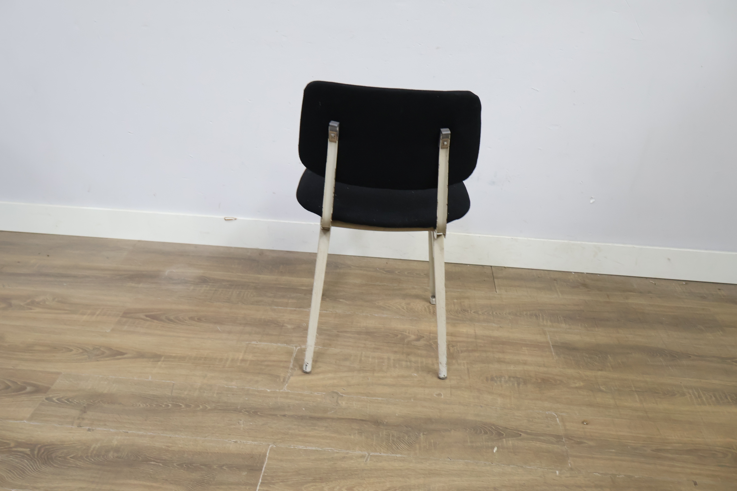Stalen stoel met zwarte bekleding – foto 5 – kavel bij GSD Auctions, Zoeterwoude