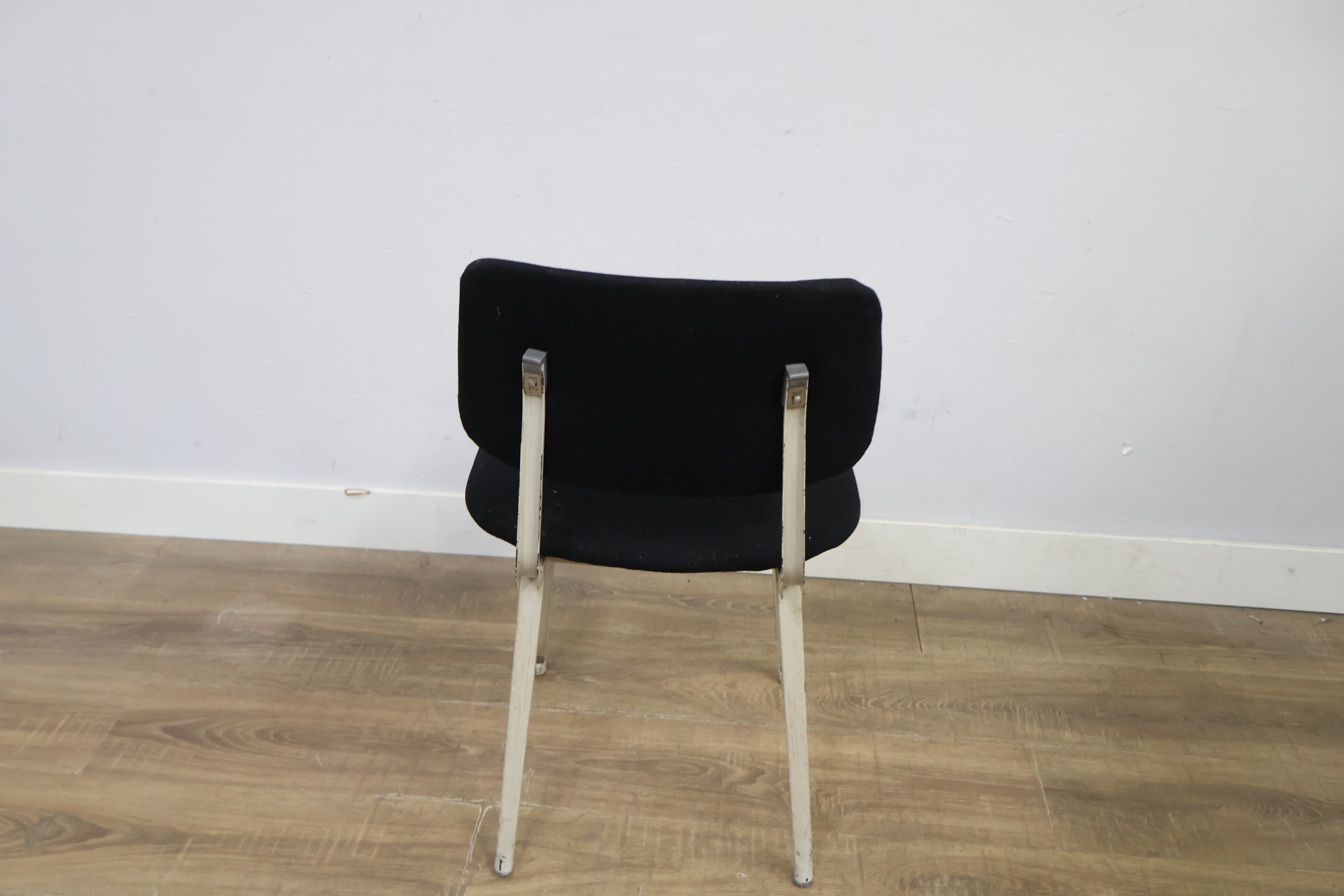 Stalen stoel met zwarte bekleding – foto 6 – kavel bij GSD Auctions, Zoeterwoude
