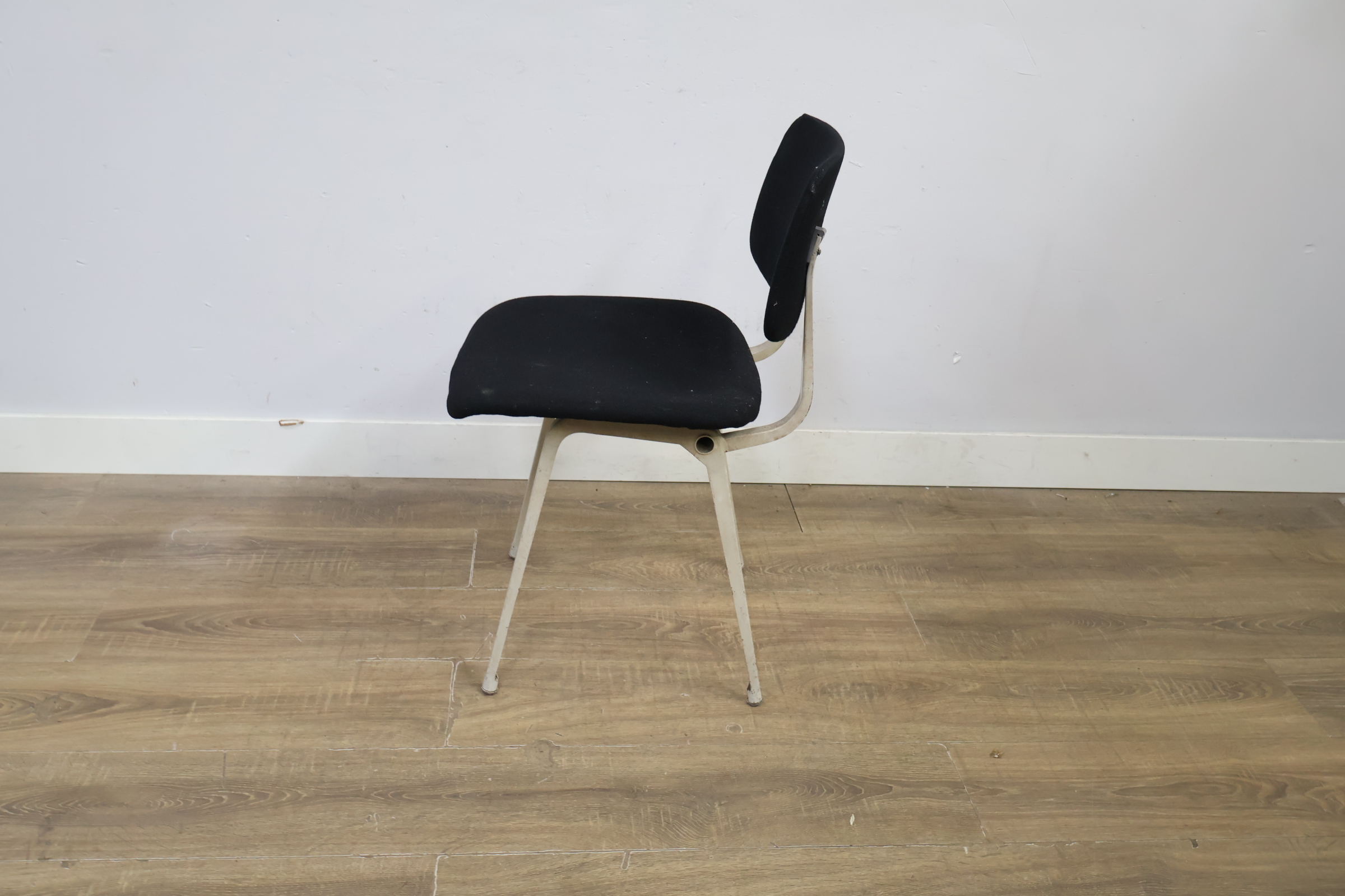 Stalen stoel met zwarte bekleding – foto 7 – kavel bij GSD Auctions, Zoeterwoude