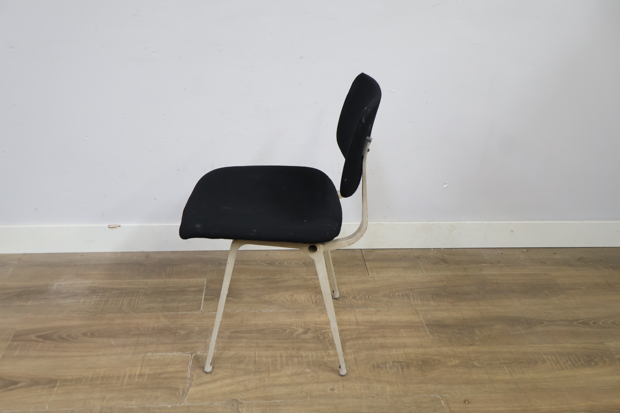 Stalen stoel met zwarte bekleding – foto 8 – kavel bij GSD Auctions, Zoeterwoude