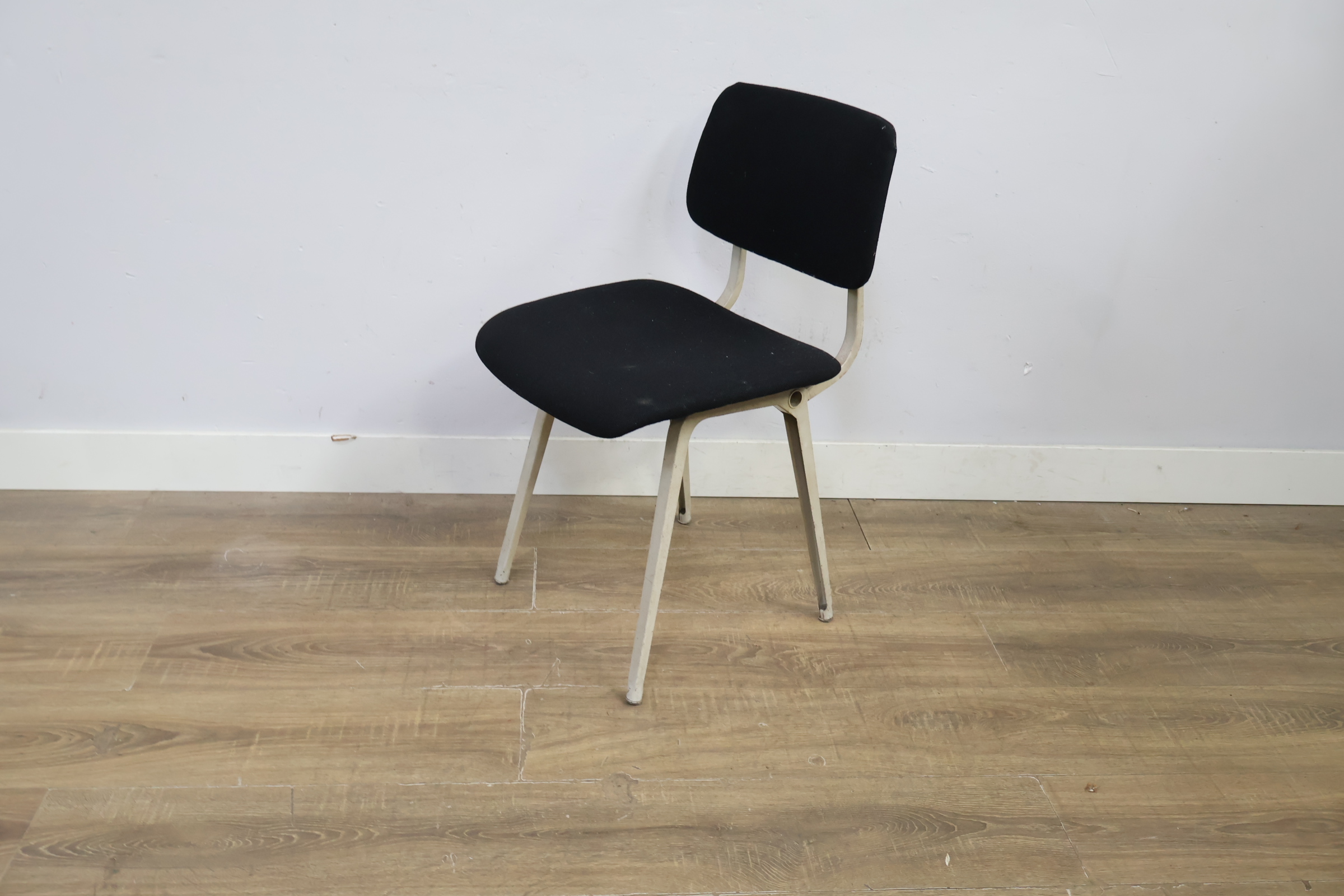 Stalen stoel met zwarte bekleding – foto 9 – kavel bij GSD Auctions, Zoeterwoude