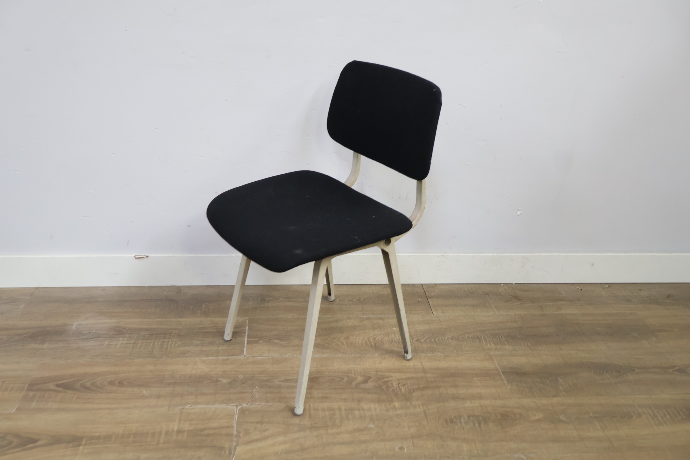 Stalen stoel met zwarte bekleding – foto 10 – kavel bij GSD Auctions, Zoeterwoude