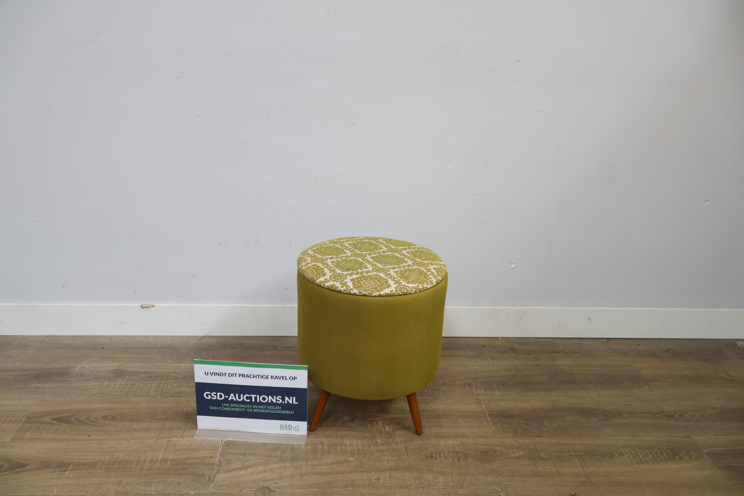 Vintage ronde voetenbank met groene bekleding – kavel bij GSD Auctions, Zoeterwoude