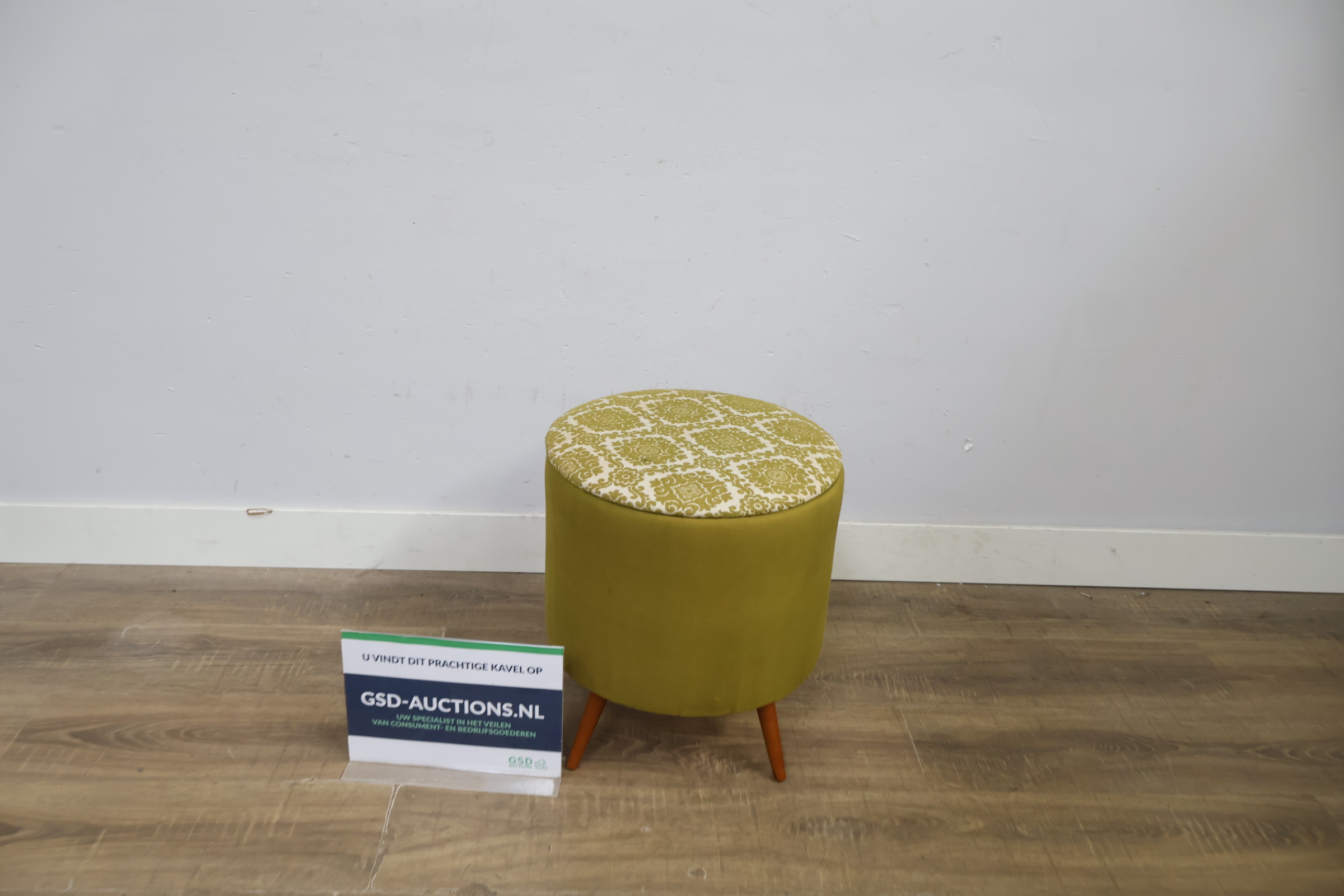 Vintage ronde voetenbank met groene bekleding – foto 2 – kavel bij GSD Auctions, Zoeterwoude