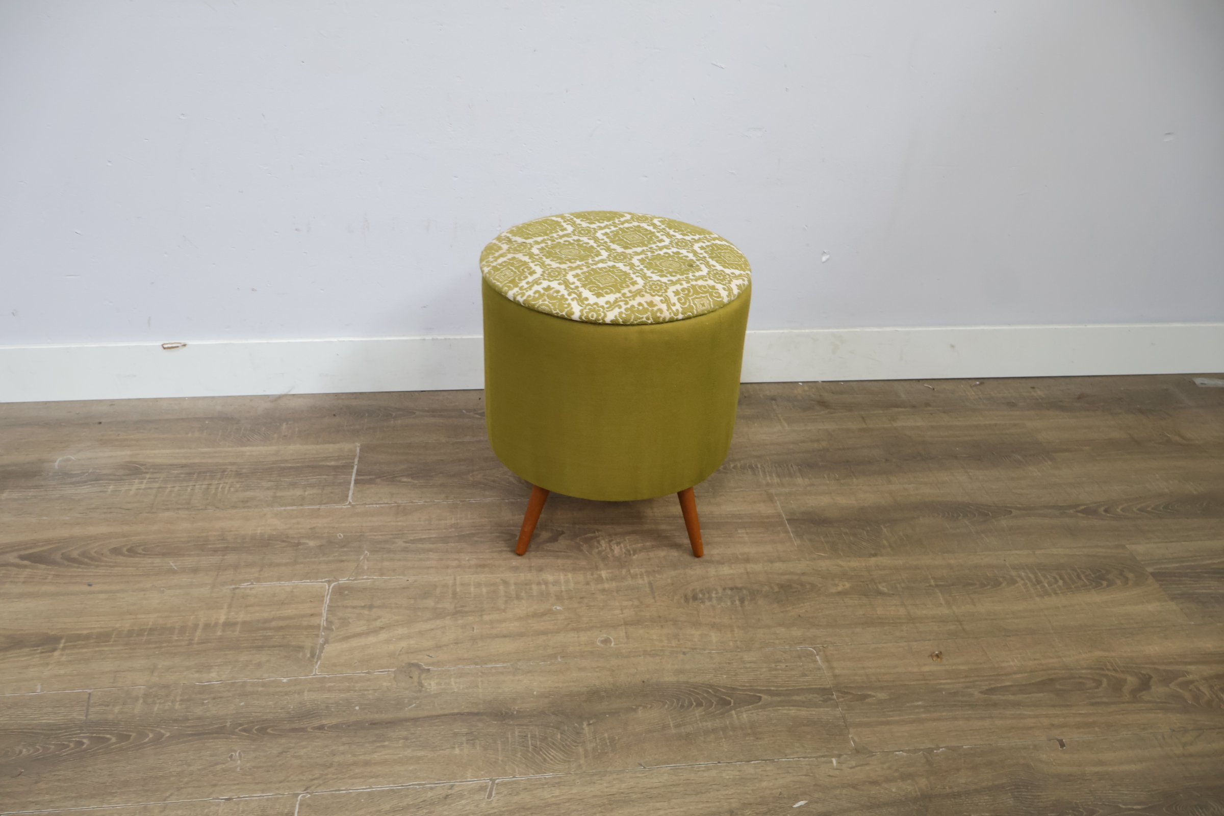 Vintage ronde voetenbank met groene bekleding – foto 3 – kavel bij GSD Auctions, Zoeterwoude