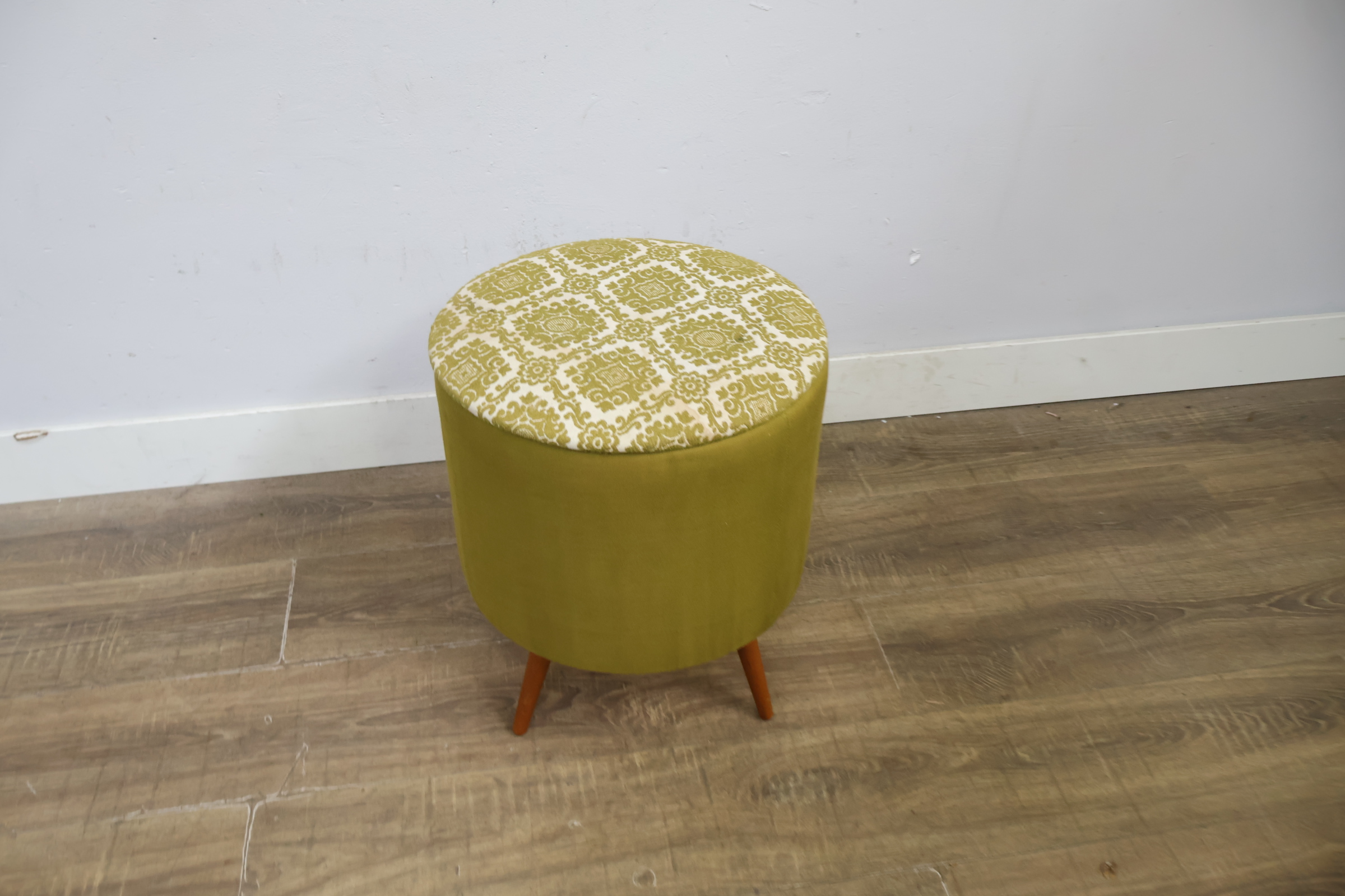 Vintage ronde voetenbank met groene bekleding – foto 4 – kavel bij GSD Auctions, Zoeterwoude