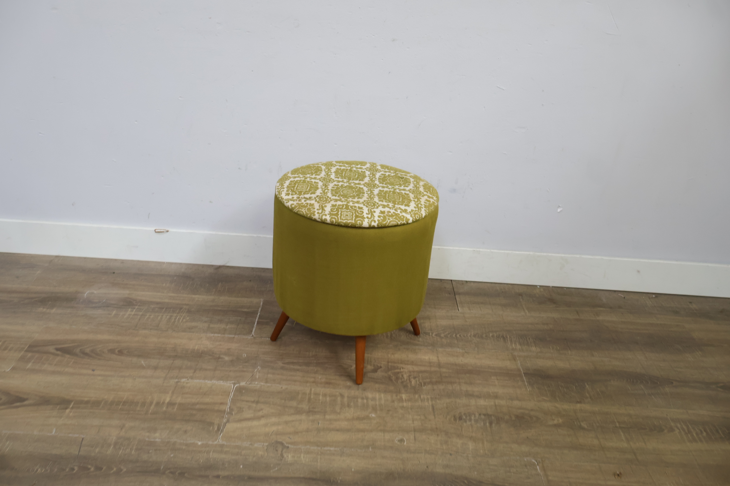 Vintage ronde voetenbank met groene bekleding – foto 5 – kavel bij GSD Auctions, Zoeterwoude
