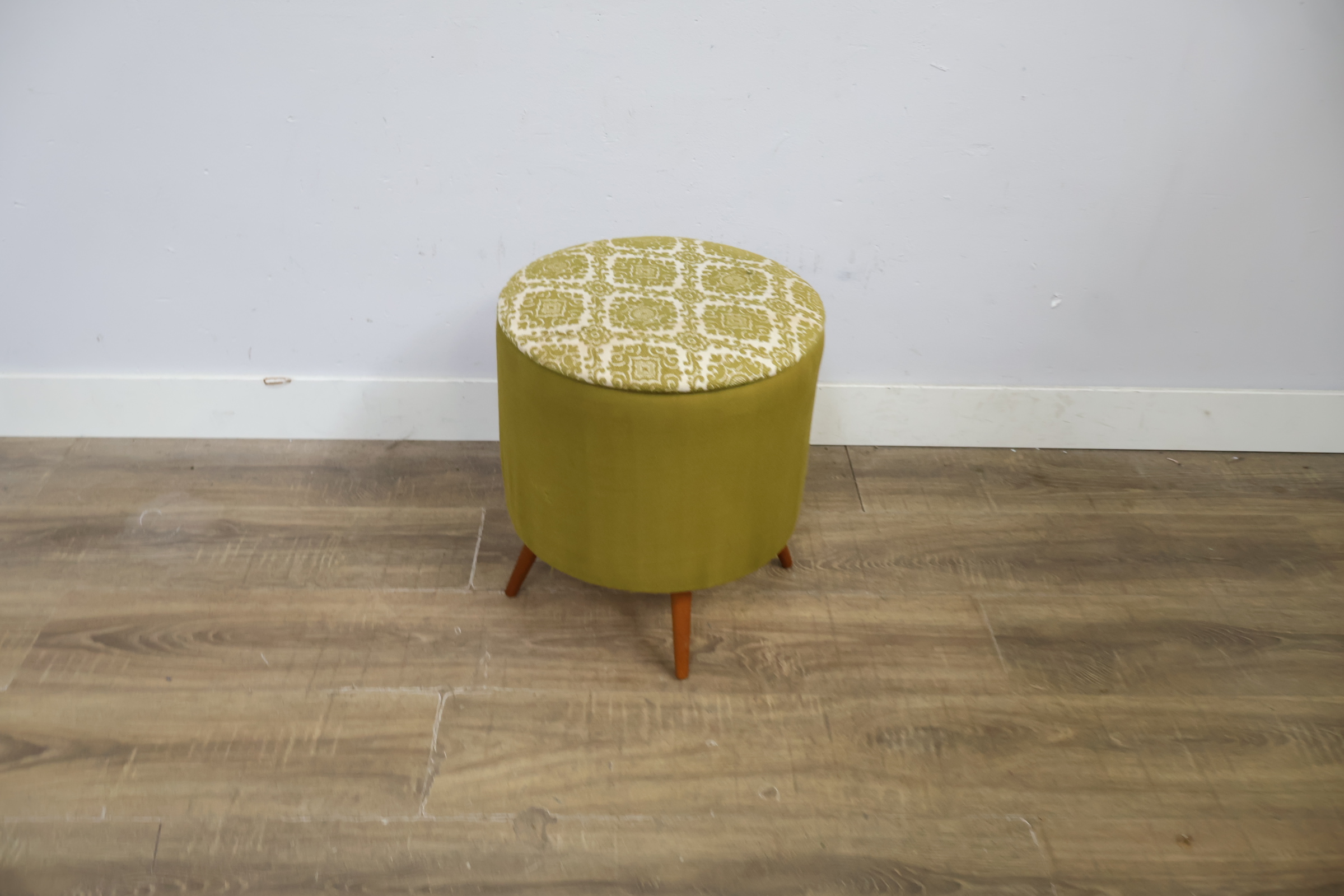 Vintage ronde voetenbank met groene bekleding – foto 6 – kavel bij GSD Auctions, Zoeterwoude