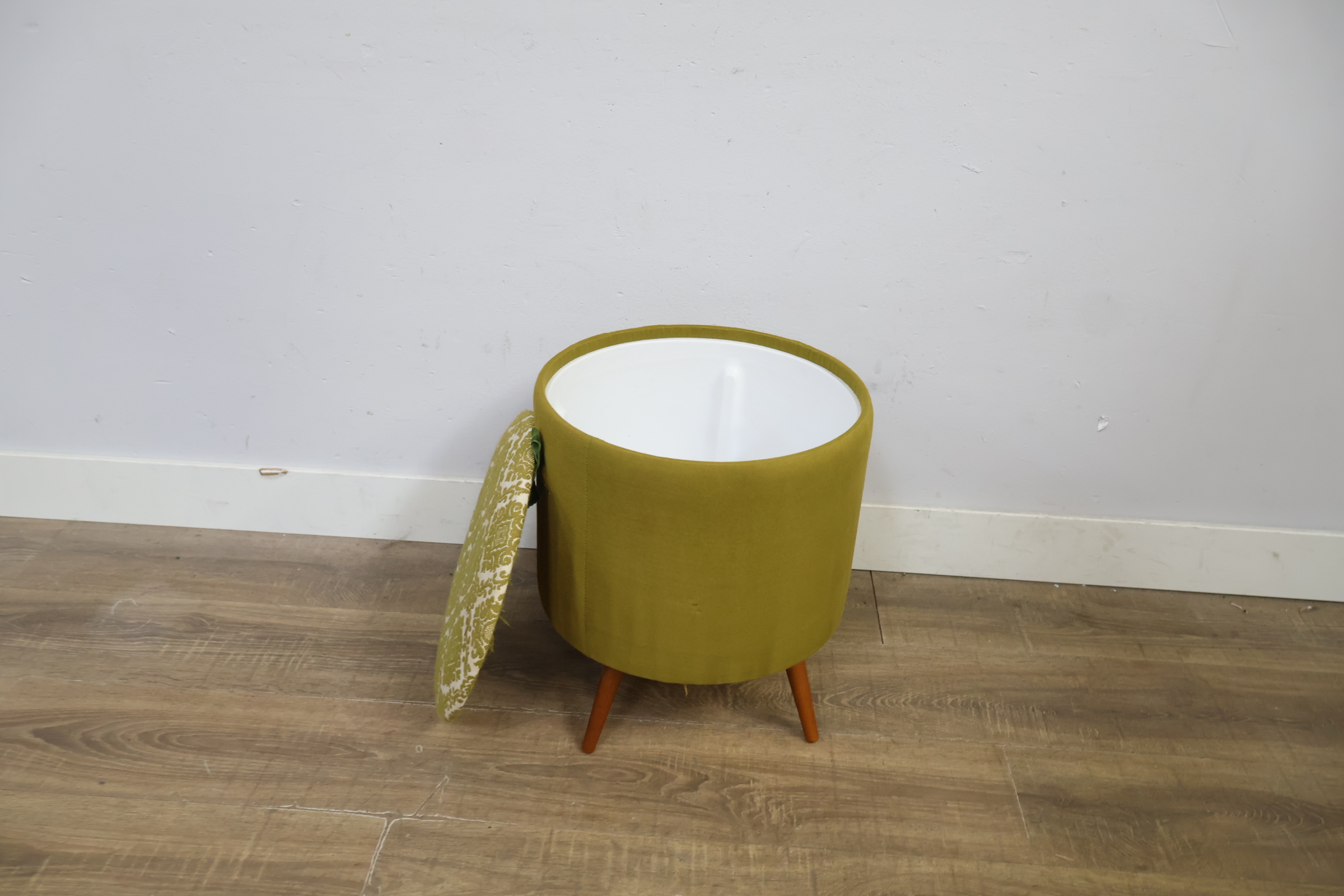 Vintage ronde voetenbank met groene bekleding – foto 7 – kavel bij GSD Auctions, Zoeterwoude