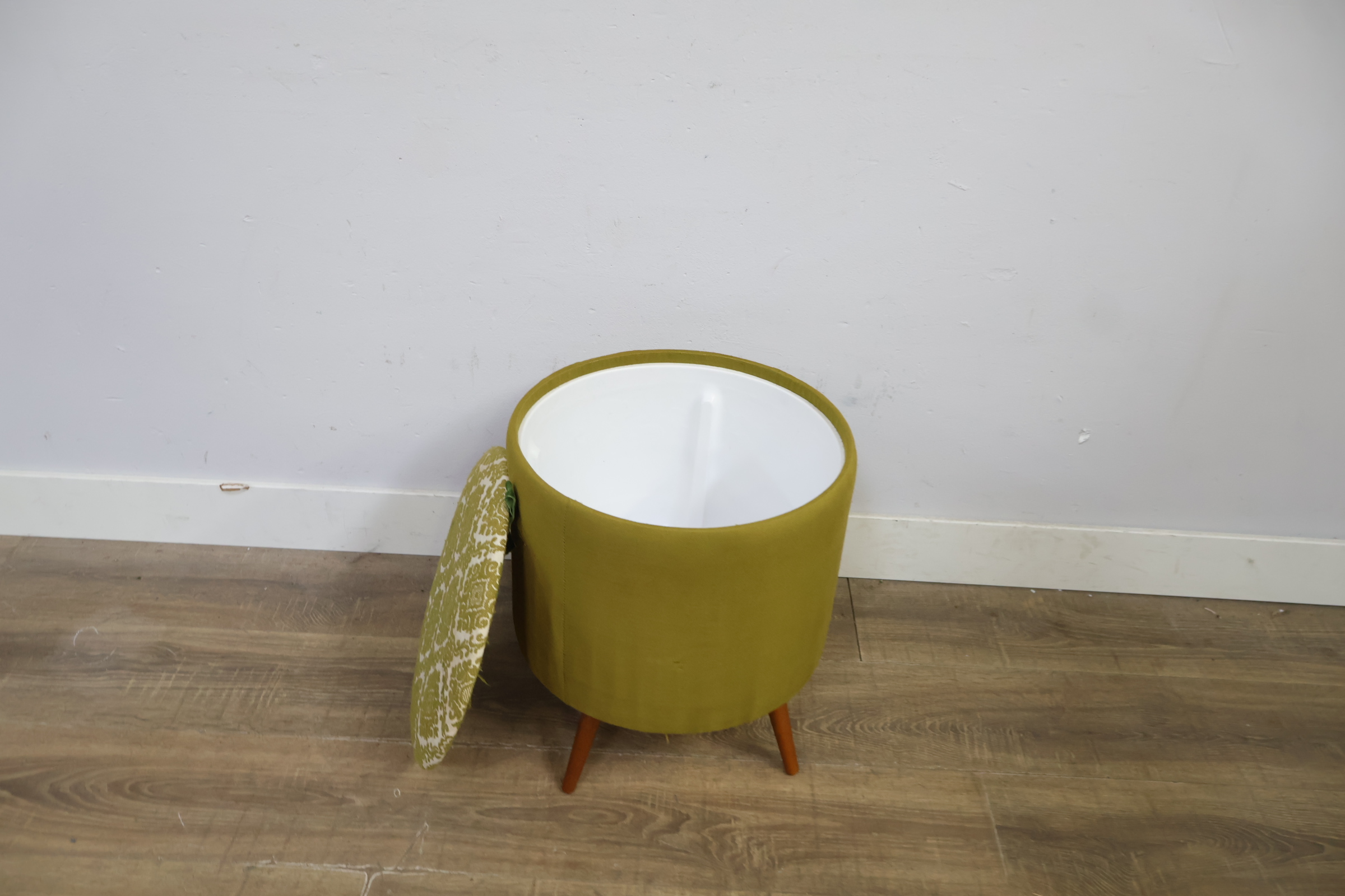 Vintage ronde voetenbank met groene bekleding – foto 8 – kavel bij GSD Auctions, Zoeterwoude