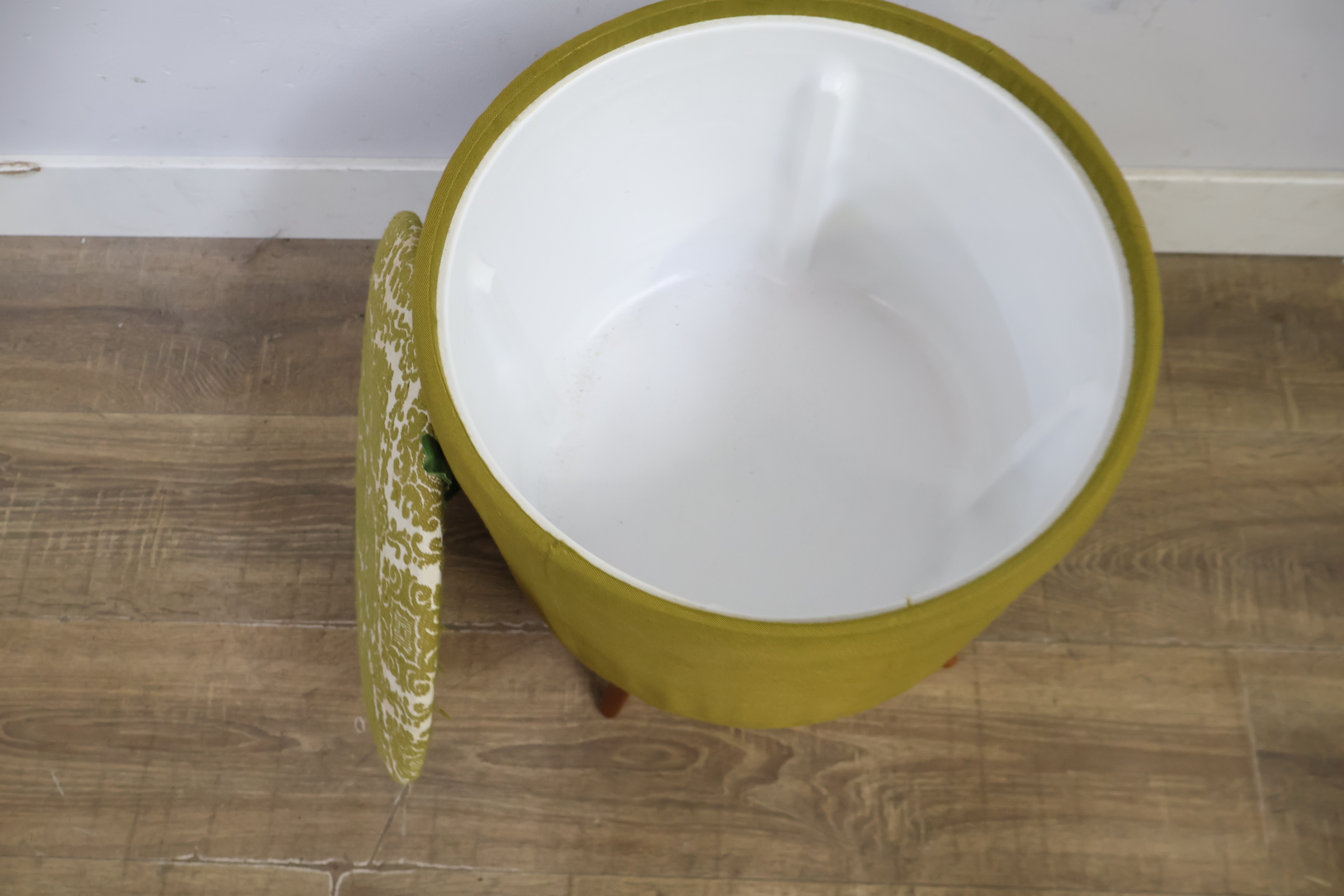 Vintage ronde voetenbank met groene bekleding – foto 9 – kavel bij GSD Auctions, Zoeterwoude