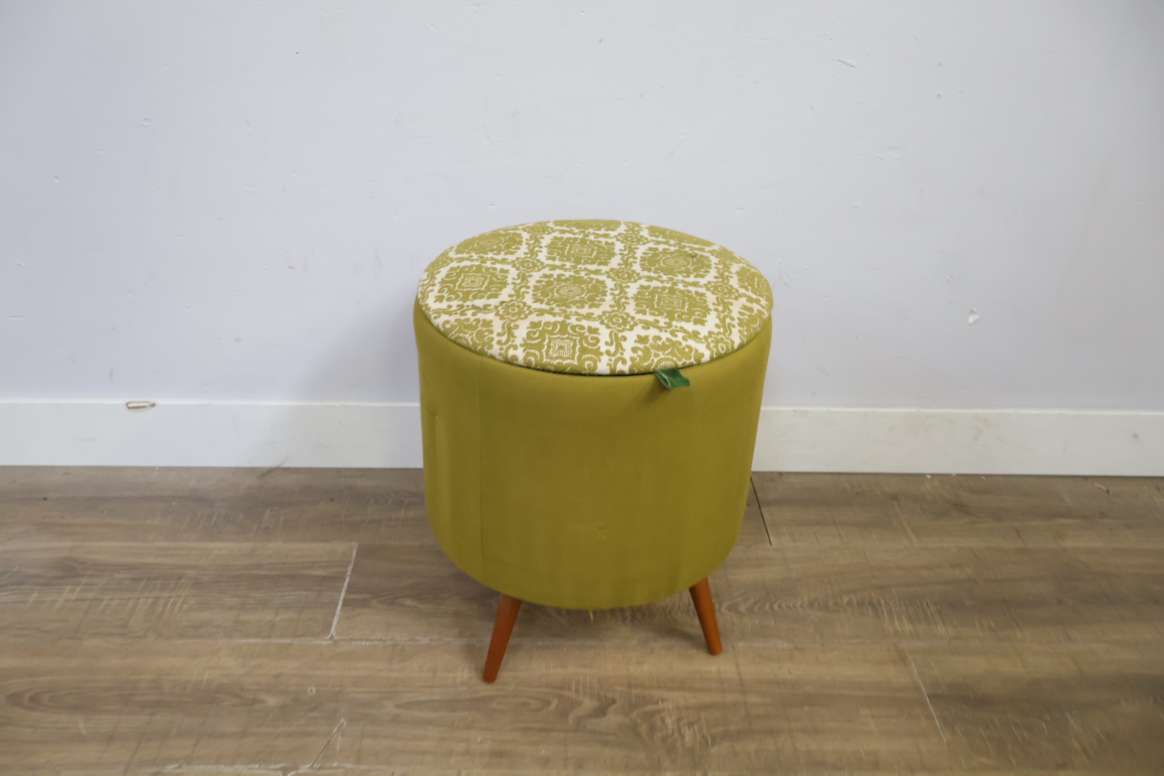 Vintage ronde voetenbank met groene bekleding – foto 10 – kavel bij GSD Auctions, Zoeterwoude