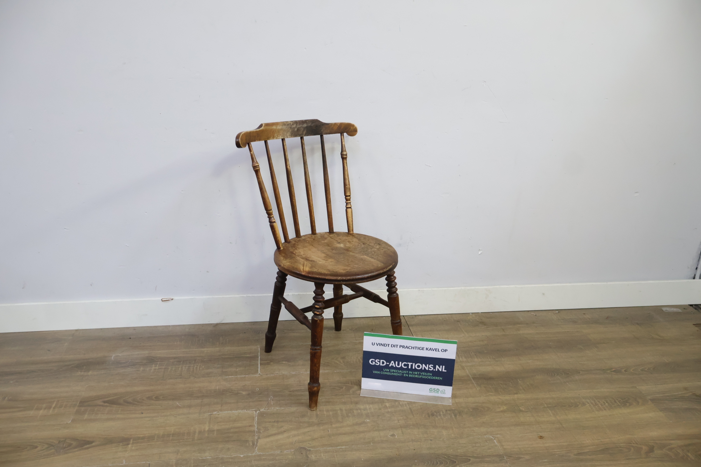 Houten vintage stoel met spijlenrugleuning – kavel bij GSD Auctions, Zoeterwoude