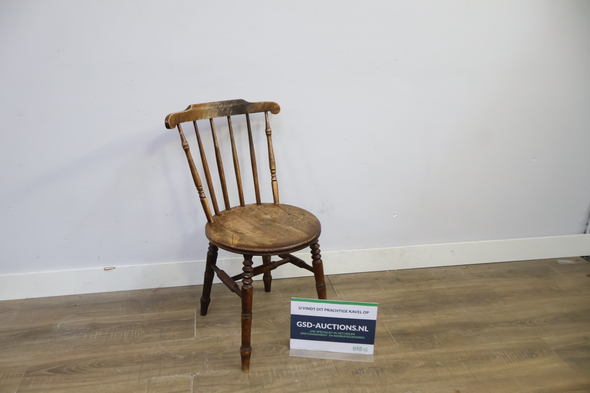 Houten vintage stoel met spijlenrugleuning – foto 2 – kavel bij GSD Auctions, Zoeterwoude