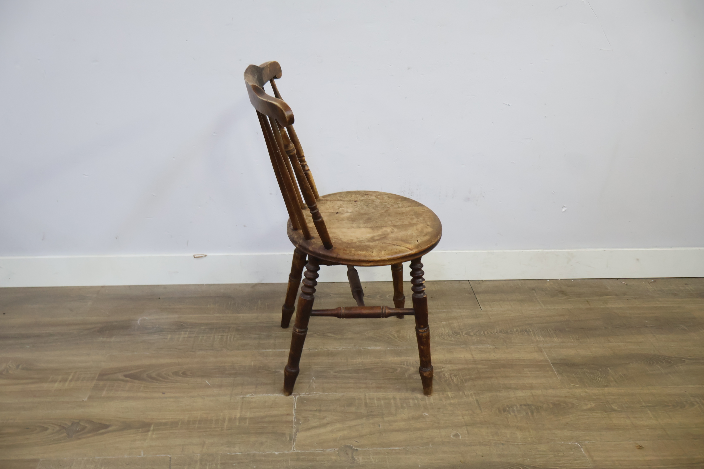 Houten vintage stoel met spijlenrugleuning – foto 3 – kavel bij GSD Auctions, Zoeterwoude