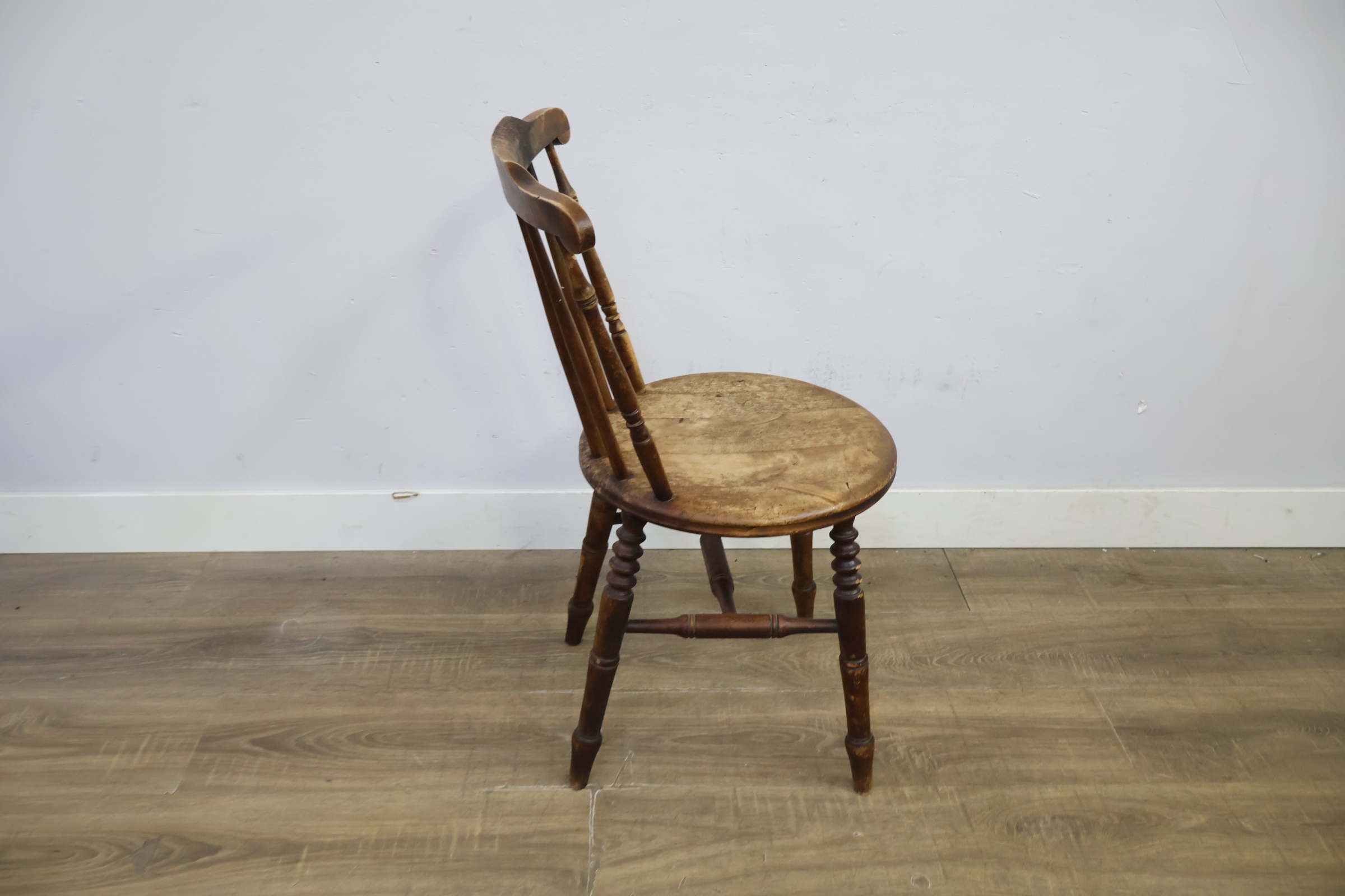 Houten vintage stoel met spijlenrugleuning – foto 4 – kavel bij GSD Auctions, Zoeterwoude
