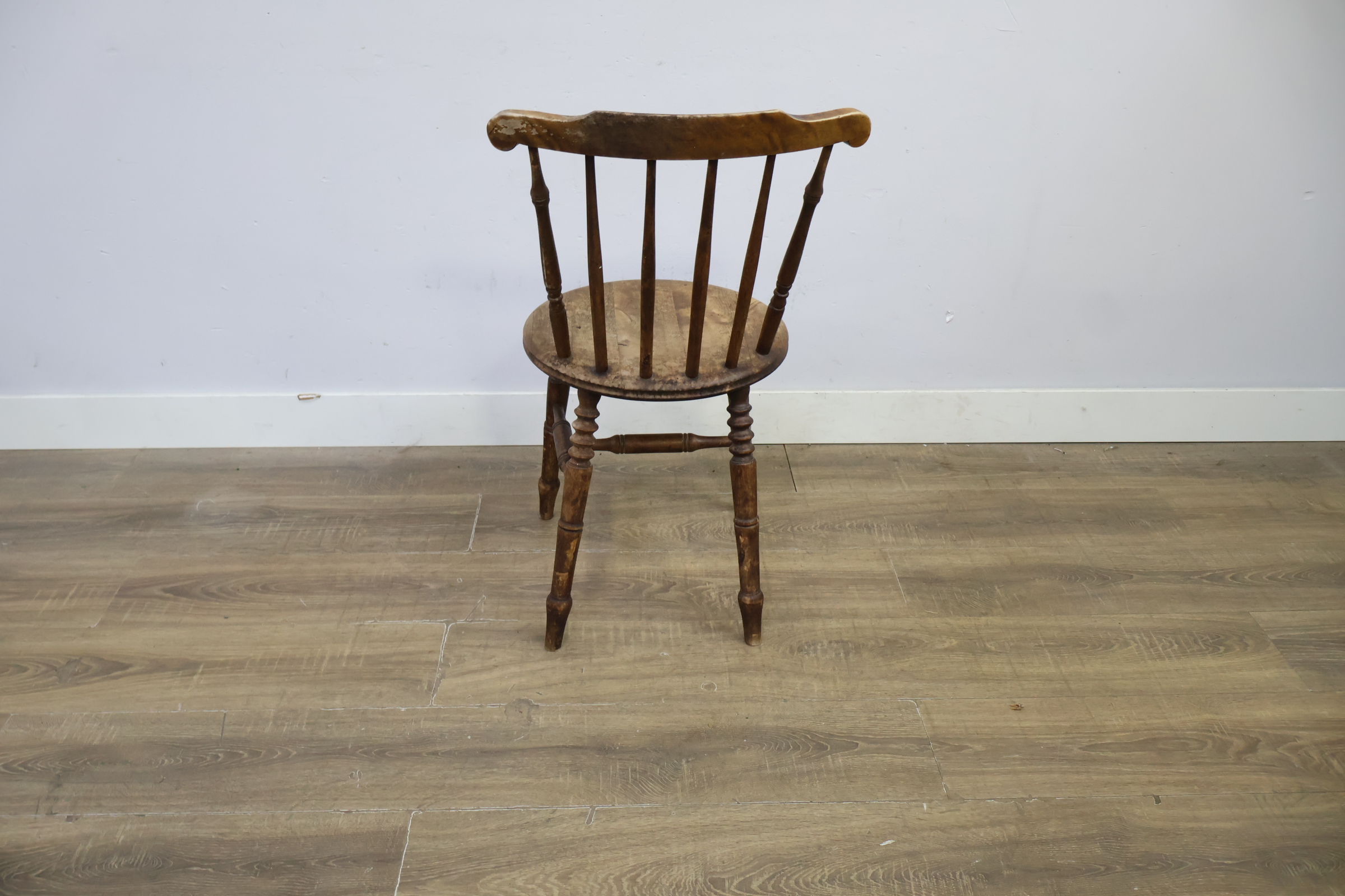 Houten vintage stoel met spijlenrugleuning – foto 5 – kavel bij GSD Auctions, Zoeterwoude