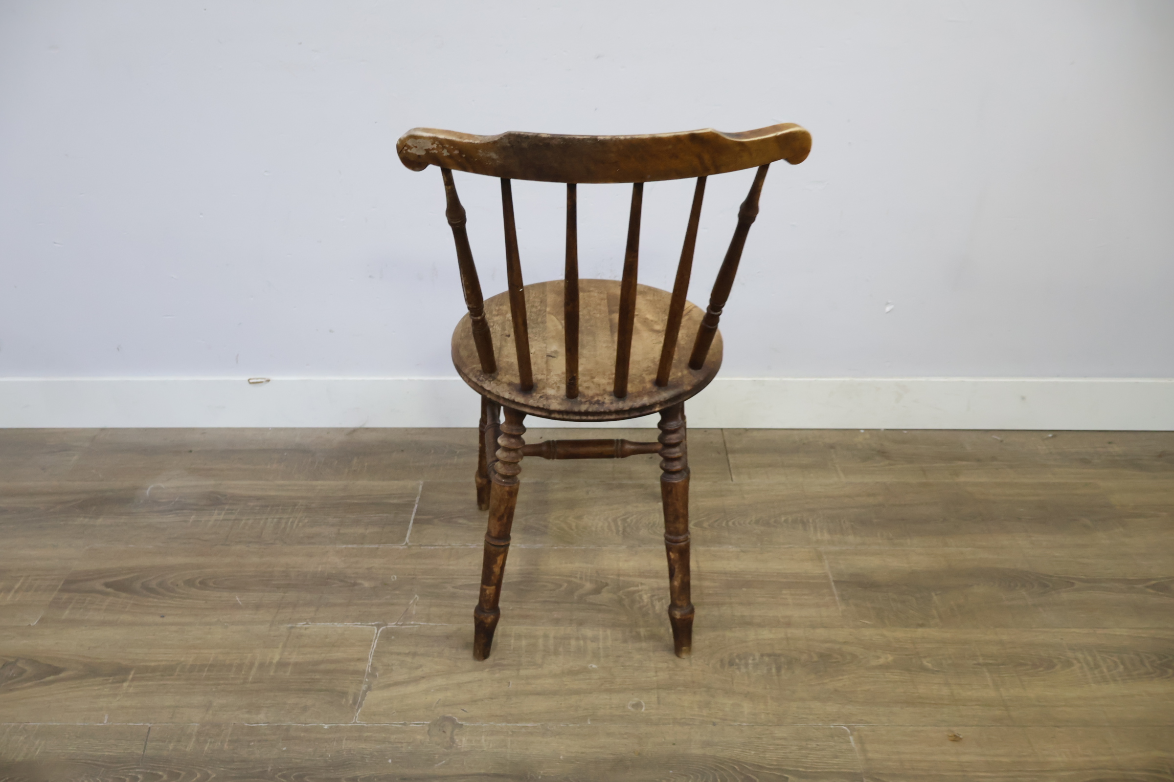 Houten vintage stoel met spijlenrugleuning – foto 6 – kavel bij GSD Auctions, Zoeterwoude