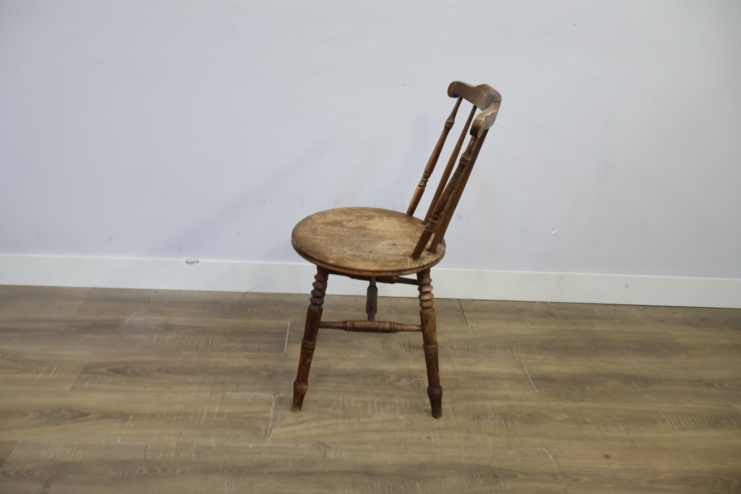 Houten vintage stoel met spijlenrugleuning – foto 7 – kavel bij GSD Auctions, Zoeterwoude