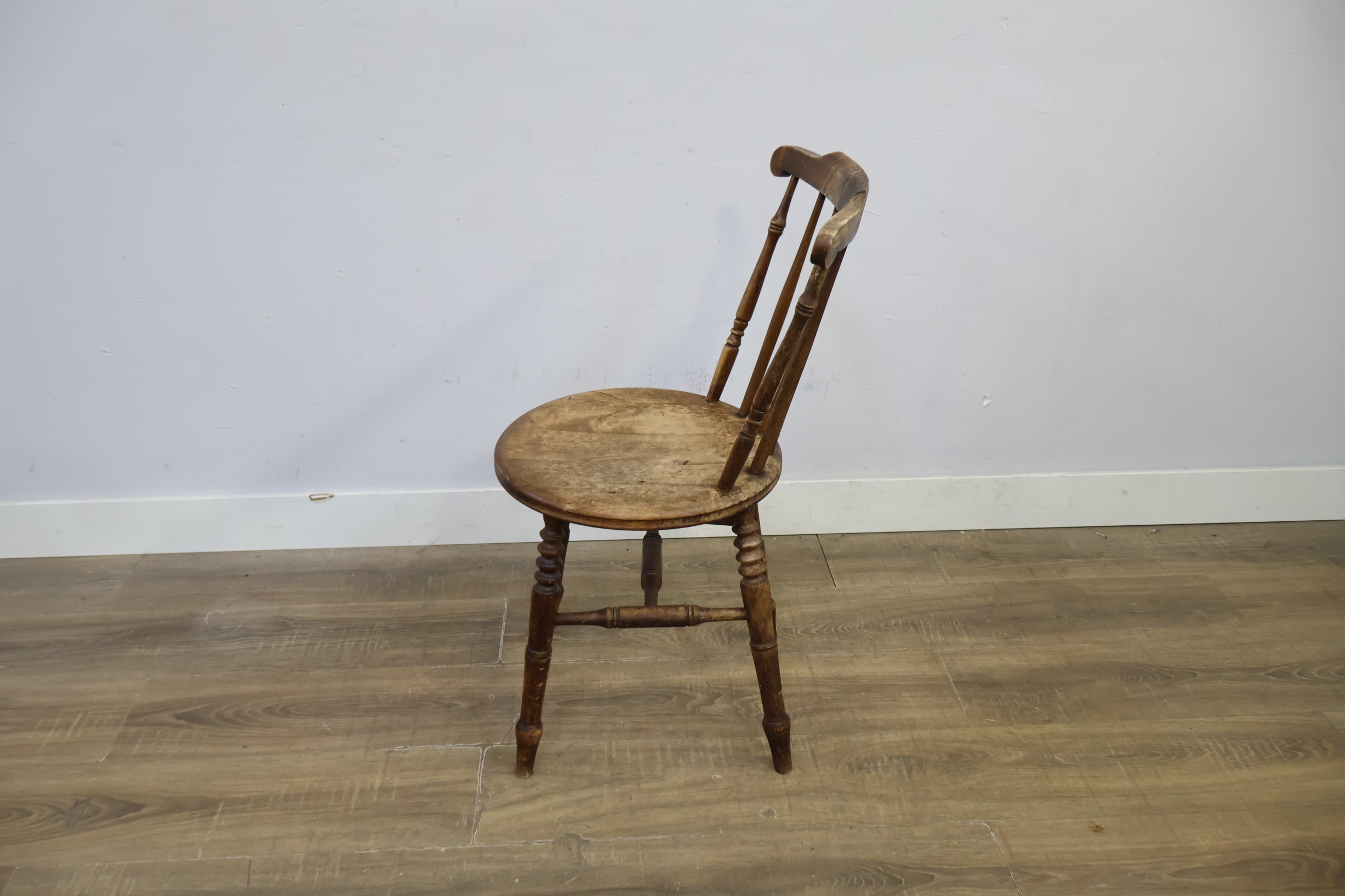 Houten vintage stoel met spijlenrugleuning – foto 8 – kavel bij GSD Auctions, Zoeterwoude