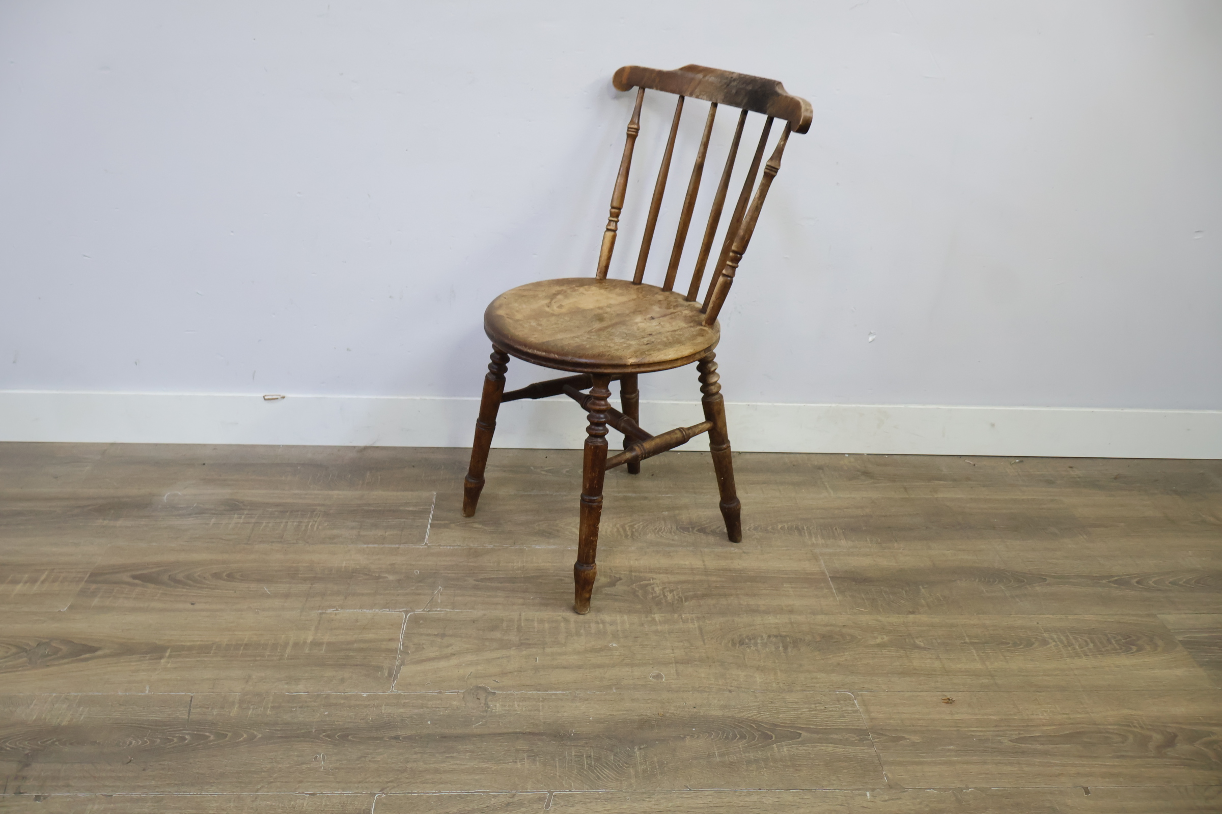 Houten vintage stoel met spijlenrugleuning – foto 9 – kavel bij GSD Auctions, Zoeterwoude