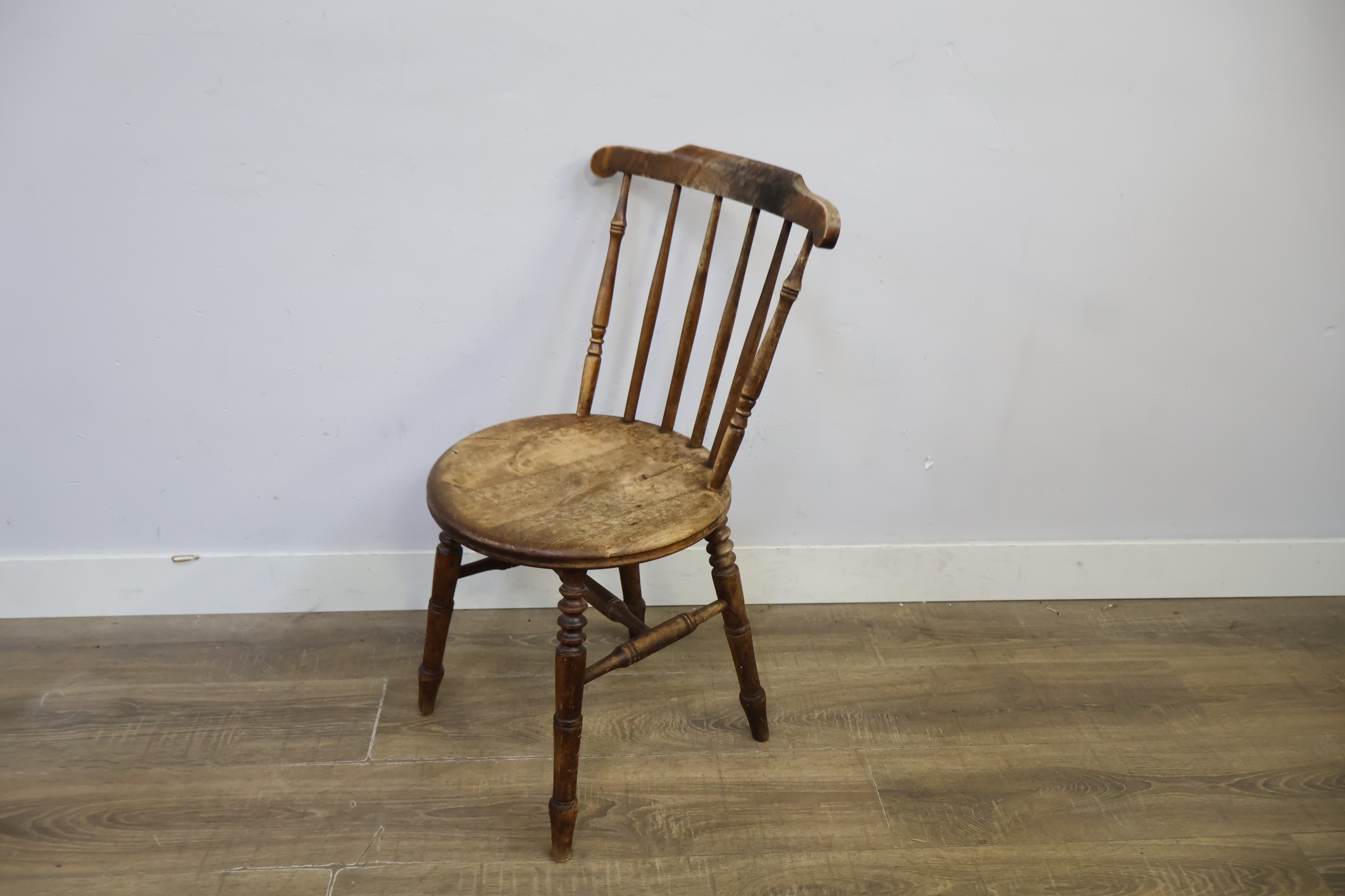 Houten vintage stoel met spijlenrugleuning – foto 10 – kavel bij GSD Auctions, Zoeterwoude
