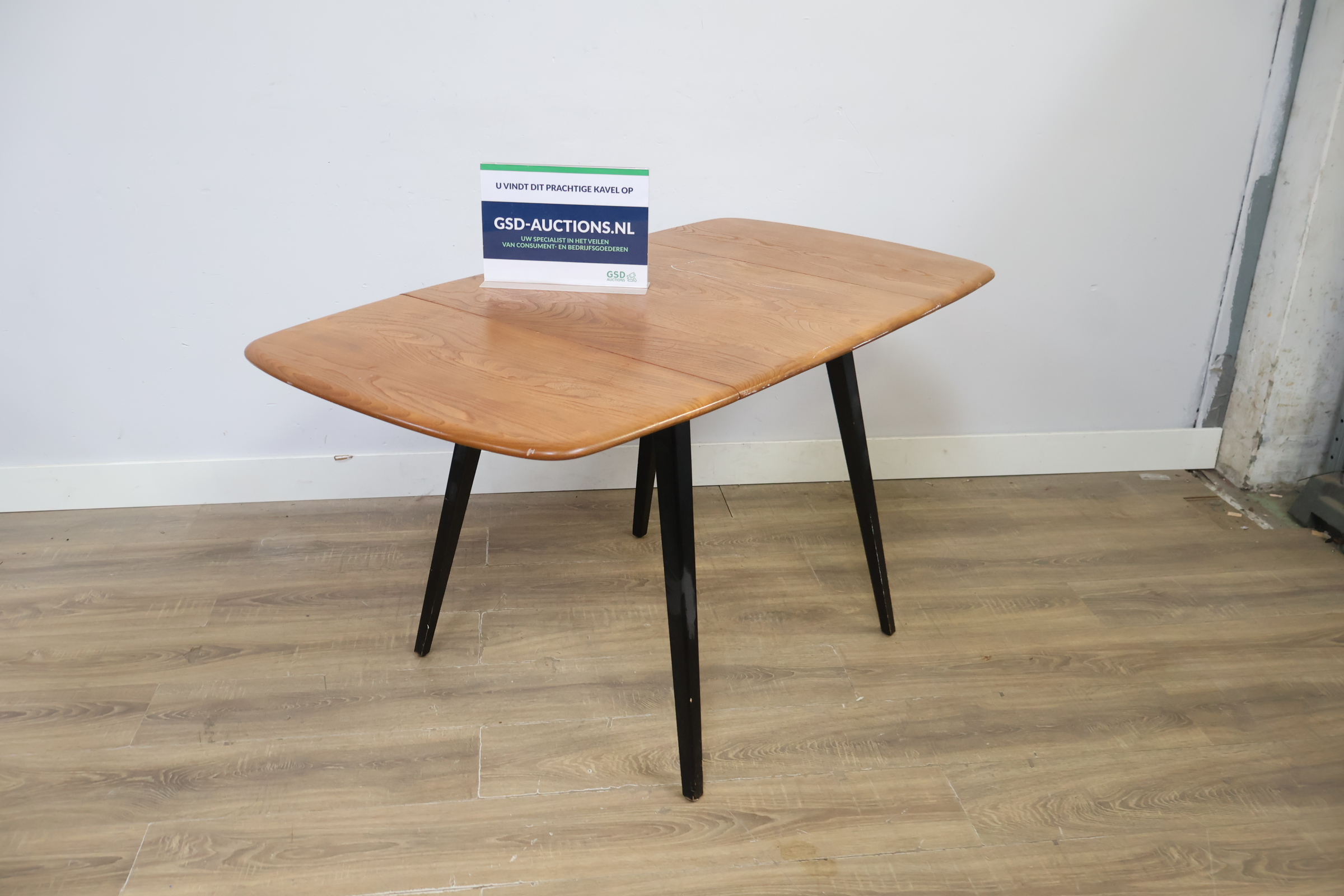 Eikenhouten eettafel met zwarte poten – foto 2 – kavel bij GSD Auctions, Zoeterwoude