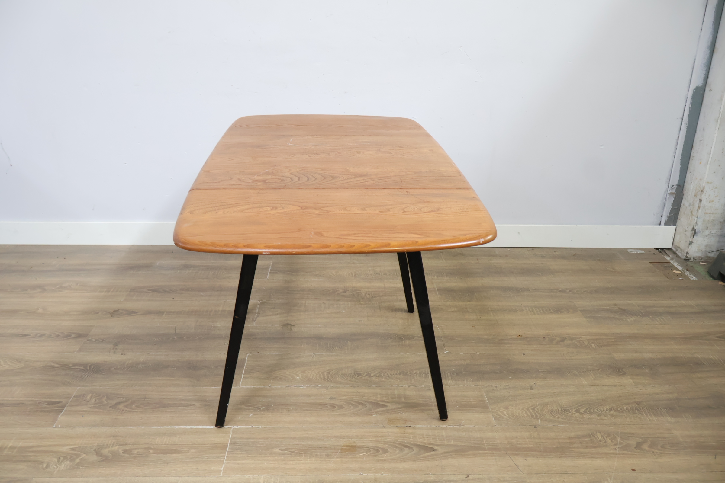 Eikenhouten eettafel met zwarte poten – foto 3 – kavel bij GSD Auctions, Zoeterwoude