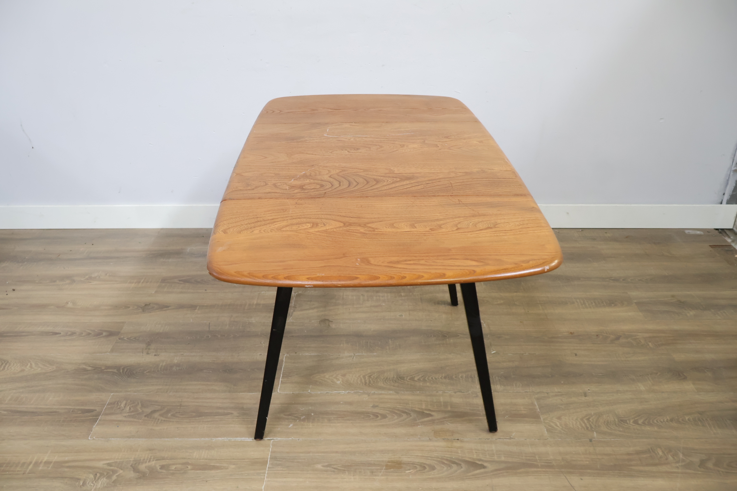 Eikenhouten eettafel met zwarte poten – foto 4 – kavel bij GSD Auctions, Zoeterwoude