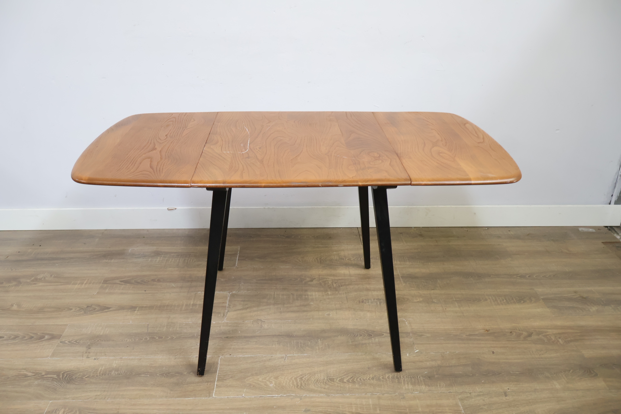 Eikenhouten eettafel met zwarte poten – foto 5 – kavel bij GSD Auctions, Zoeterwoude