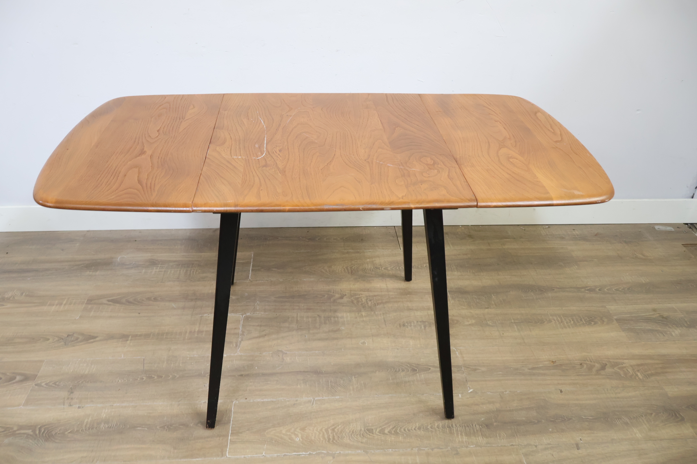 Eikenhouten eettafel met zwarte poten – foto 6 – kavel bij GSD Auctions, Zoeterwoude