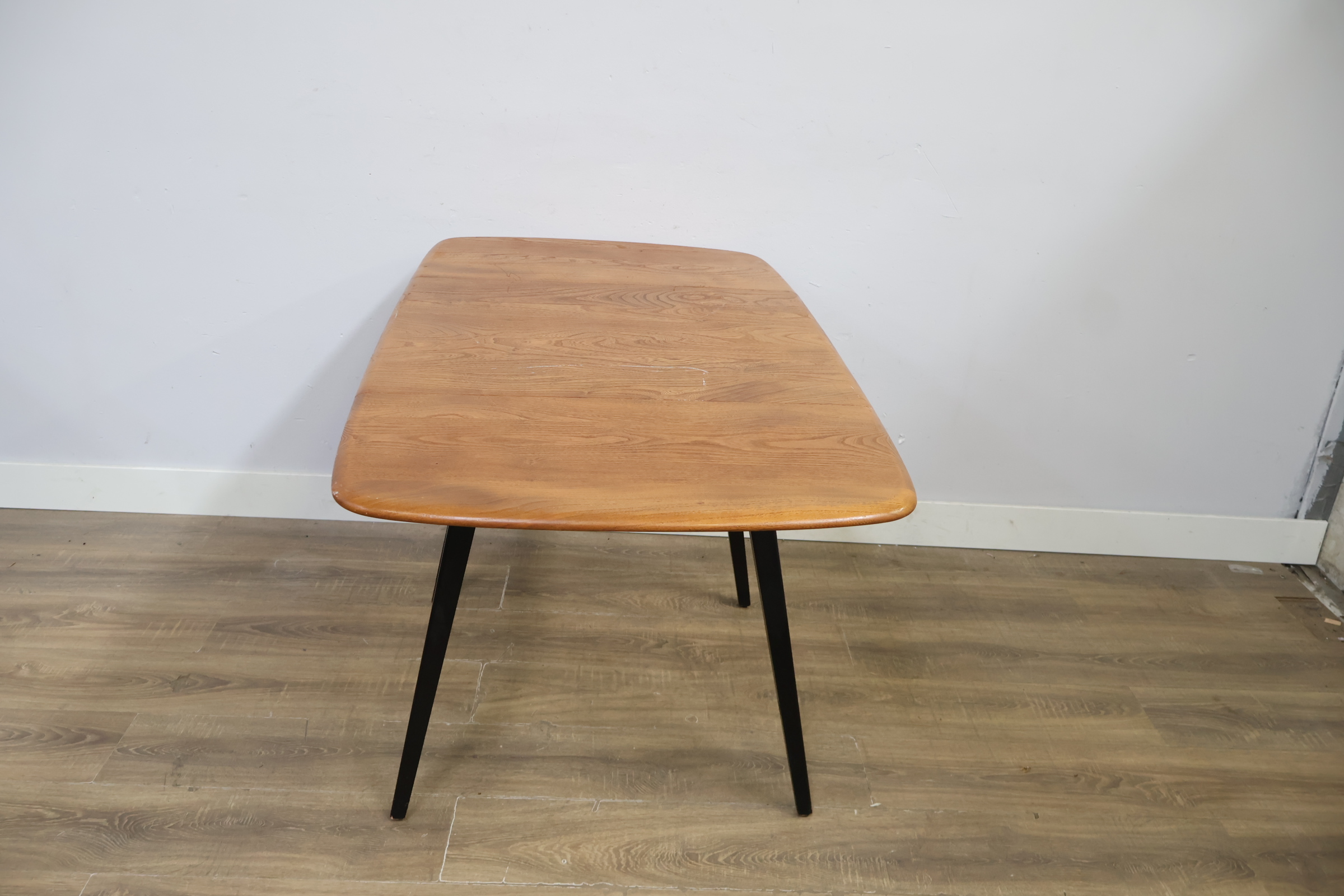 Eikenhouten eettafel met zwarte poten – foto 7 – kavel bij GSD Auctions, Zoeterwoude