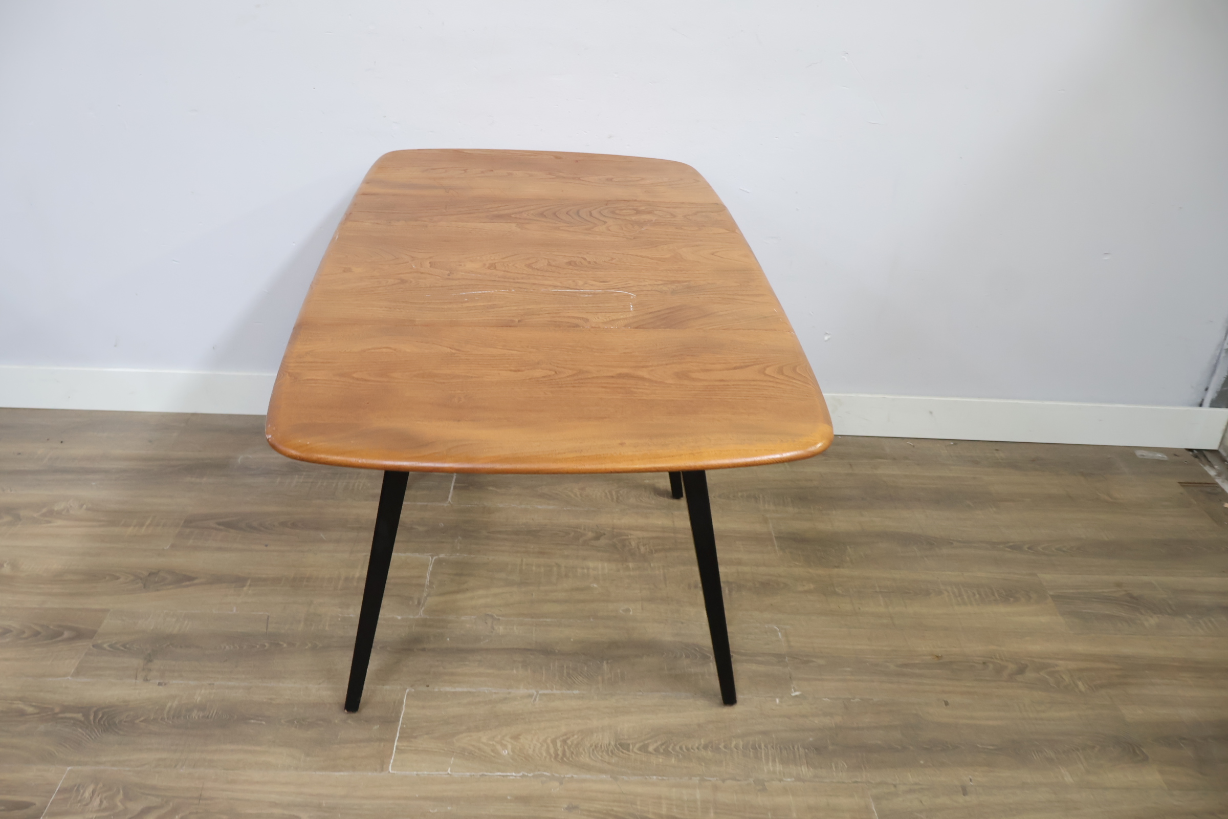 Eikenhouten eettafel met zwarte poten – foto 8 – kavel bij GSD Auctions, Zoeterwoude