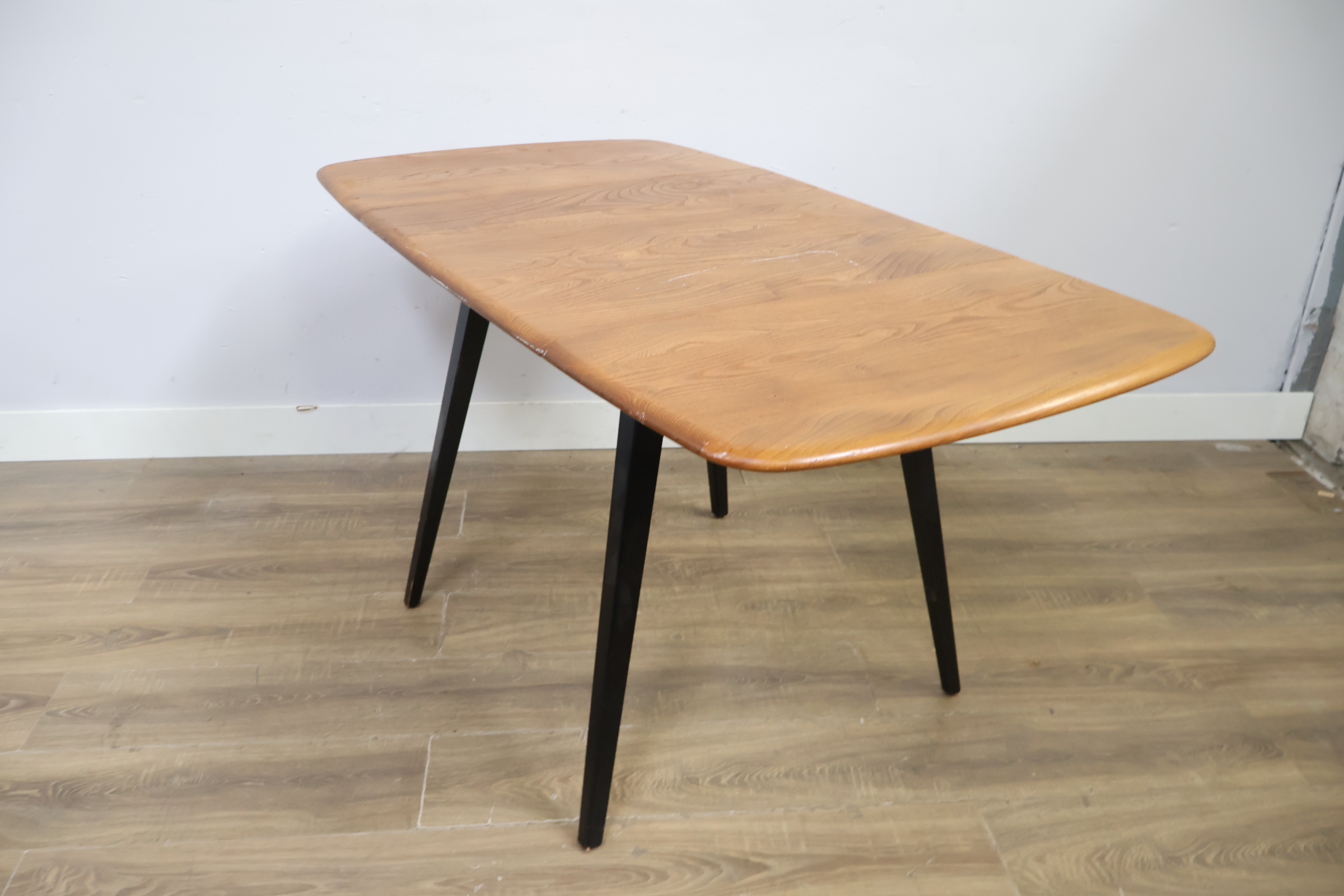 Eikenhouten eettafel met zwarte poten – foto 9 – kavel bij GSD Auctions, Zoeterwoude